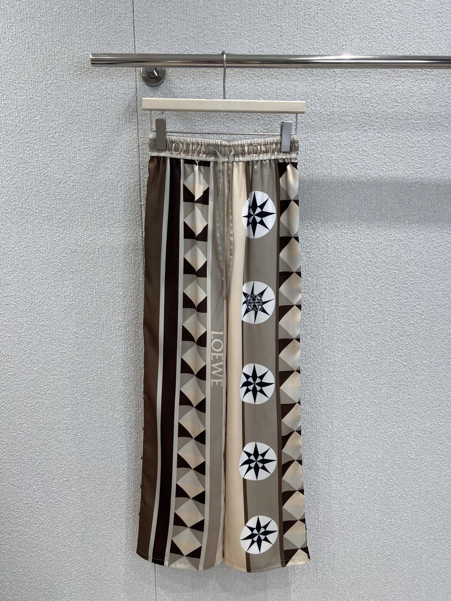 NO:436565,Support replacement Loew* 25Ss spring and summer new style, geometric contrast printing elastic waist casual pants | Exclusive high-end production!  Matching with personalized geometric patterns and unique star elements, the sense of art and design is full. The giant can cover the flesh and make your legs look long. The geometric stripes are super good-looking, fashionable and tone-like. You can wear it alone with the same top and look better!  S/M/L real photos, loewe, alexander wang19860909支持换款 Loew* 25Ss春夏新款 几何图形撞色印花松紧腰休闲裤丨独家高版出品！搭配个性几何图案与独特星芒元素,艺术感与设计感拉满.巨能遮肉显长腿 几何条纹图案超级好看 时髦和腔调感稳稳拿捏 可单穿搭配同款上衣一套穿更好看！现货发售S/M/L实拍细节图,,loewe,alexander wang,Women's clothing