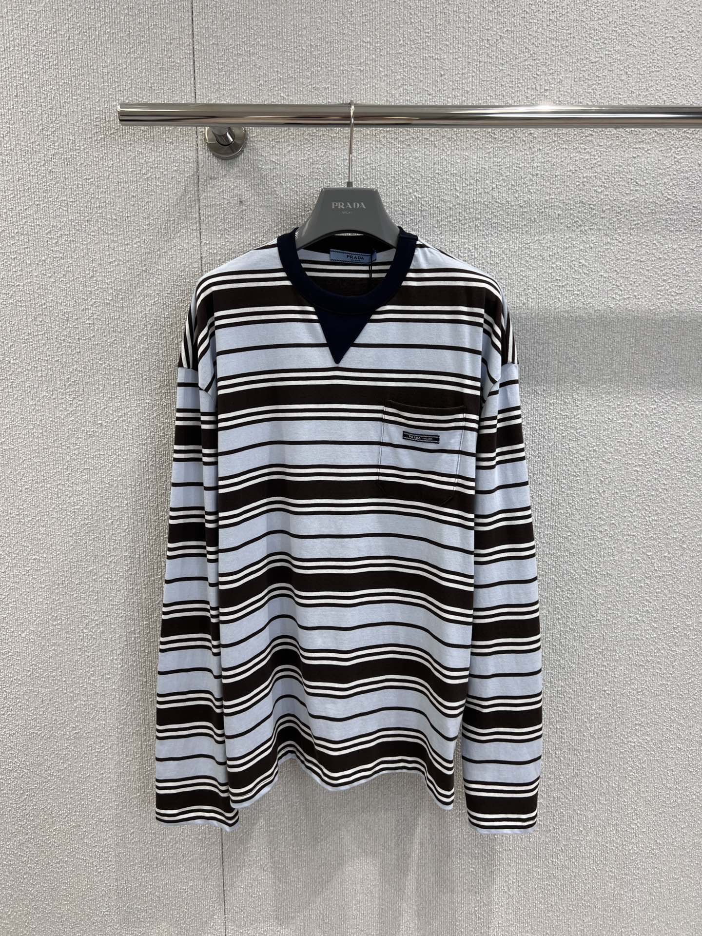NO:436583,Support replacement Prad* 25Ss spring and summer new style Mint Chocolate Striped Long Sleeve Round Neck T-shirt | Exclusive high-end production!  Super high-end color matching, loose style for couples, simple and high-end, not picky about the upper body, chest pocket and label design, workmanship quality depends on details. S/M/L real shot details pictures on sale in stock, prada, tees, t-shirt, alexander wang19860909支持换款 Prad* 25Ss春夏新款 薄荷巧克力条纹长袖圆领T恤丨独家高版出品！超级高级的配色搭配 宽松版型可情侣款穿搭 简约又高级 不挑人上身 胸口口袋与贴标设计 做工品质看细节.现货发售S/M/L实拍细节图,,prada,tees，t-shirt,alexander wang,Women's clothing