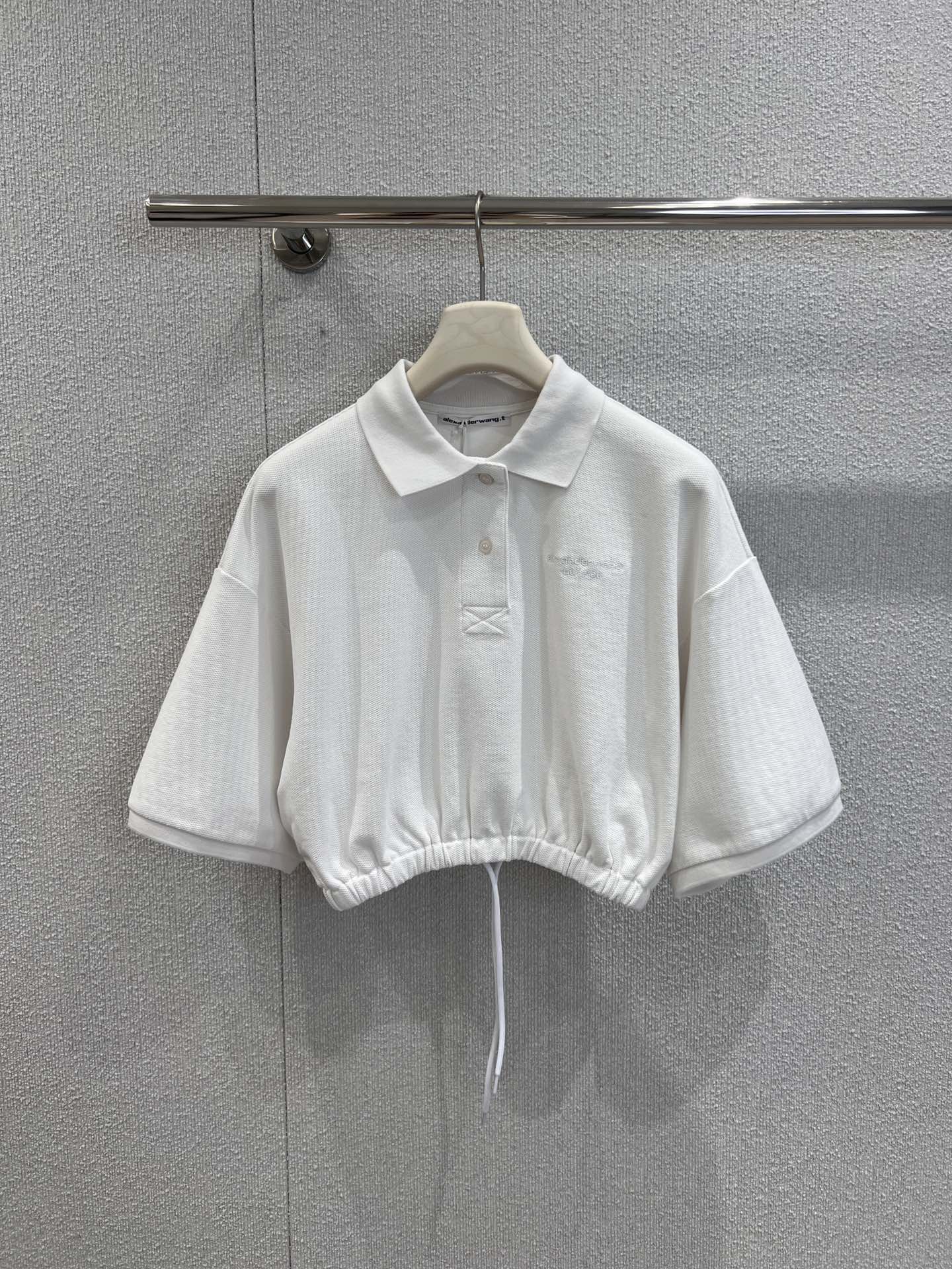 NO:436569,Support replacement Alexand*r wang 25Ss spring and summer new model, micro-label embroidered bead floor cotton polo shirt + skirt suit | Exclusive yb development!  High-end production!  Made of soft bead flooring fabric, decorated with brand logo embroidery, drawstring elastic hem, short waist-hugging style to modify the figure, polo neckline, button opening and closing, recommended set of S/M/L real-life details pictures, skirts, alexander wang19860909支持换款 Alexand*r wang 25Ss春夏新款 微标刺绣珠地棉polo衫+半裙套装丨独家yb开发！高版出品！采用柔软珠地棉面料制作 饰有品牌标识刺绣 抽绳松紧下摆 短款收腰版型修饰身材 polo领口 纽扣开合 推荐一套入现货发售S/M/L实拍细节图,,skirts,alexander wang,Women's clothing