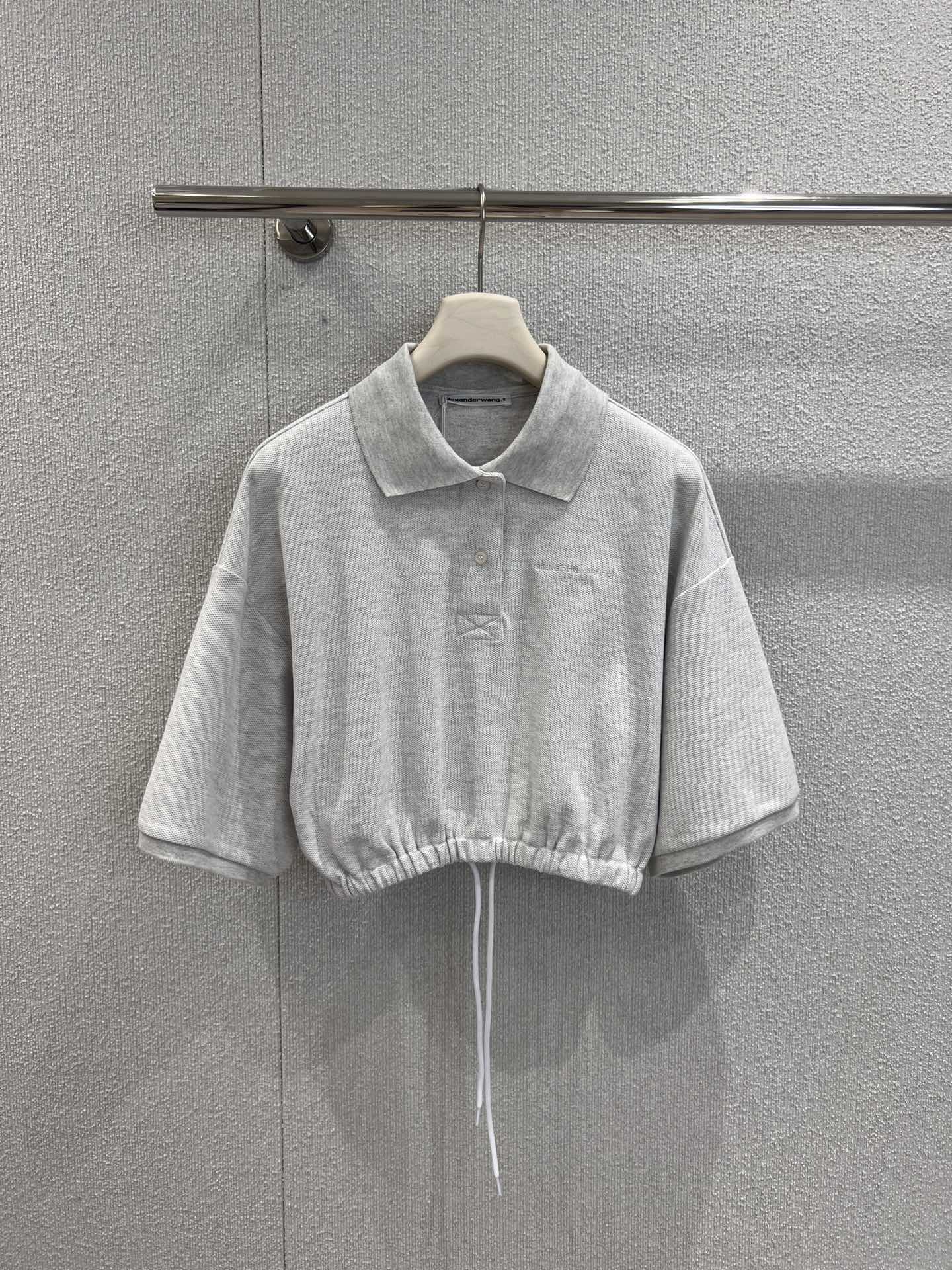 NO:436577,Support replacement Alexand*r wang 25Ss spring and summer new model, micro-label embroidered bead floor cotton polo shirt + skirt suit | Exclusive yb development!  High-end production!  Made of soft bead flooring fabric, decorated with brand logo embroidery, drawstring elastic hem, short waist-hugging style to modify the figure, polo neckline, button opening and closing, recommended set of S/M/L real-life details pictures, skirts, alexander wang19860909支持换款 Alexand*r wang 25Ss春夏新款 微标刺绣珠地棉polo衫+半裙套装丨独家yb开发！高版出品！采用柔软珠地棉面料制作 饰有品牌标识刺绣 抽绳松紧下摆 短款收腰版型修饰身材 polo领口 纽扣开合 推荐一套入现货发售S/M/L实拍细节图,,skirts,alexander wang,Women's clothing