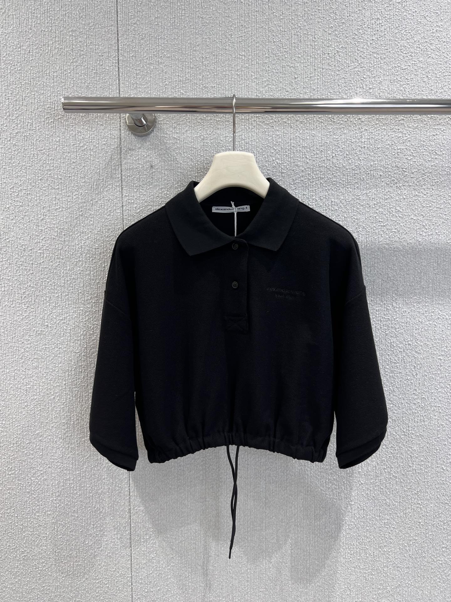 NO:436573,Support replacement Alexand*r wang 25Ss spring and summer new model, micro-label embroidered bead floor cotton polo shirt + skirt suit | Exclusive yb development!  High-end production!  Made of soft bead flooring fabric, decorated with brand logo embroidery, drawstring elastic hem, short waist-hugging style to modify the figure, polo neckline, button opening and closing, recommended set of S/M/L real-life details pictures, skirts, alexander wang19860909支持换款 Alexand*r wang 25Ss春夏新款 微标刺绣珠地棉polo衫+半裙套装丨独家yb开发！高版出品！采用柔软珠地棉面料制作 饰有品牌标识刺绣 抽绳松紧下摆 短款收腰版型修饰身材 polo领口 纽扣开合 推荐一套入现货发售S/M/L实拍细节图,,skirts,alexander wang,Women's clothing