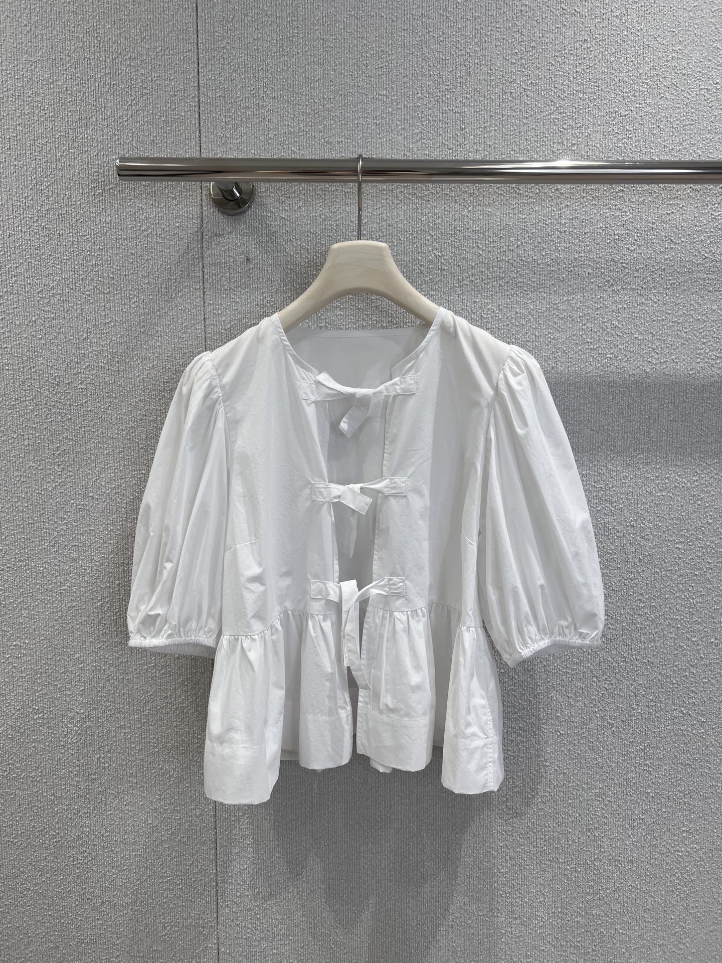 NO:436588,Support replacement Gann* 25Ss spring and summer new style puff sleeve lace-up shirt丨Exclusive yb development!  High-end production!  Poplin cotton bow shirt top, deserted and niche, the overall look is very strong, and you can also wear it as a sunscreen cardigan. It is the kind of urgent need that you can't help but encounter a good look in your closet. It's easy to wear every scene in life, or you can't even grab it when you're too lazy to dress up. It's lazy and casual enough. S/M/L real-life details pictures, Shirts, alexander wang19860909支持换款 Gann* 25Ss春夏新款 泡泡袖系带衬衫丨独家yb开发！高版出品！府绸棉蝴蝶结衬衫上衣,冷清小众 整体造型感很强,也可以当防晒开衫穿,是无论你衣柜里有多少件遇到好看的你还是会忍不住下手的那种刚需,很好穿 生活中的每一个场景都可以带入,或者是懒得打扮时候随手一抓足够慵懒随意. 现货发售 S/M/L实拍细节图,,shirts,alexander wang,Women's clothing