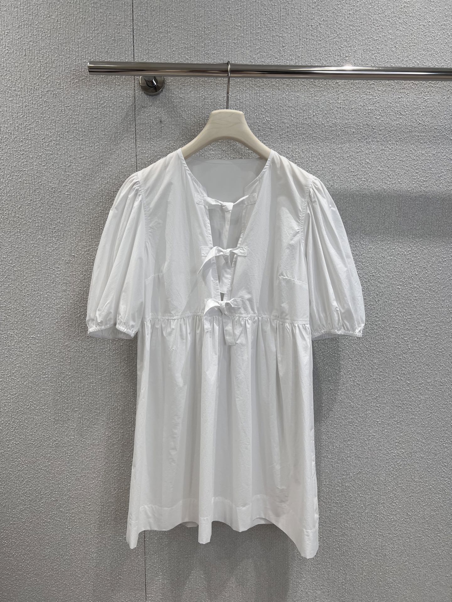 NO:436601,Support replacement Gann* 25Ss spring and summer new style round neck puff sleeve lace-up dress 丨Exclusive yb development!  High-end production!  The overall look is very strong. No matter how many items you have in your closet, you will still be unable to help but wear them. It is easy to wear every scene in your life, or you can grab it casually when you are too lazy to dress up. S/M/L real-life details pictures, skirts, alexander wang19860909支持换款 Gann* 25Ss春夏新款 圆领泡泡袖系带连衣裙丨独家yb开发！高版出品！冷清小众 整体造型感很强,是无论你衣柜里有多少件遇到好看的你还是会忍不住下手的那种刚需,很好穿 生活中的每一个场景都可以带入,或者是懒得打扮时候随手一抓足够慵懒随意.现货发售 S/M/L实拍细节图,,skirts,alexander wang,Women's clothing