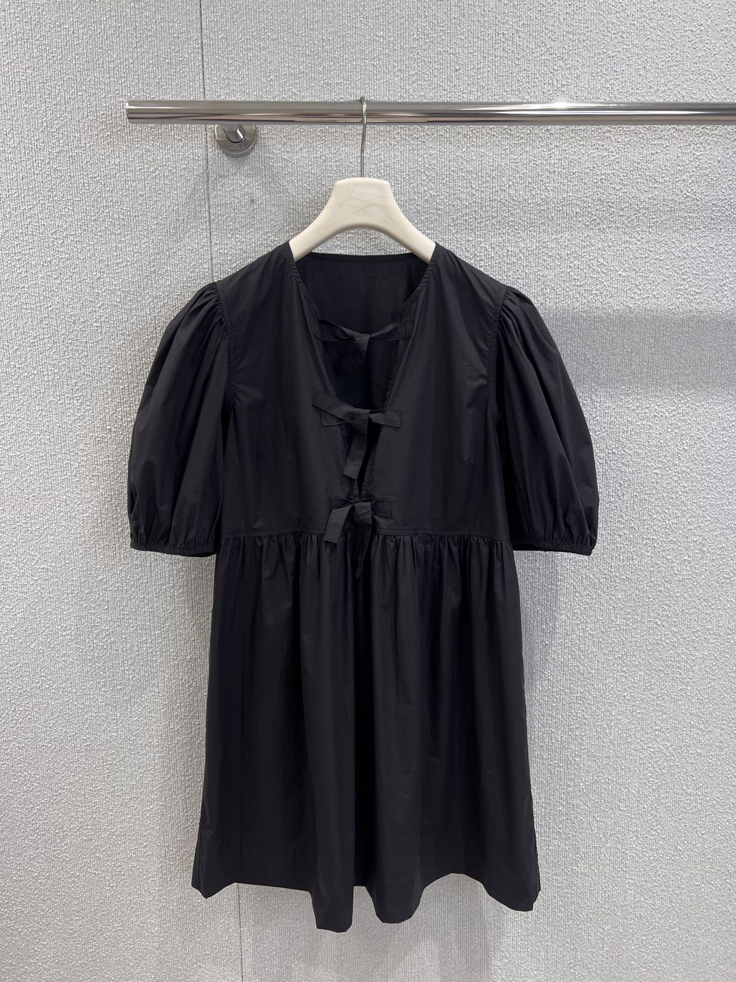 NO:436578,Support replacement Gann* 25Ss spring and summer new style round neck puff sleeve lace-up dress 丨Exclusive yb development!  High-end production!  The overall look is very strong. No matter how many items you have in your closet, you will still be unable to help but wear them. It is easy to wear every scene in your life, or you can grab it casually when you are too lazy to dress up. S/M/L real-life details pictures, skirts, alexander wang19860909支持换款 Gann* 25Ss春夏新款 圆领泡泡袖系带连衣裙丨独家yb开发！高版出品！冷清小众 整体造型感很强,是无论你衣柜里有多少件遇到好看的你还是会忍不住下手的那种刚需,很好穿 生活中的每一个场景都可以带入,或者是懒得打扮时候随手一抓足够慵懒随意.现货发售 S/M/L实拍细节图,,skirts,alexander wang,Women's clothing