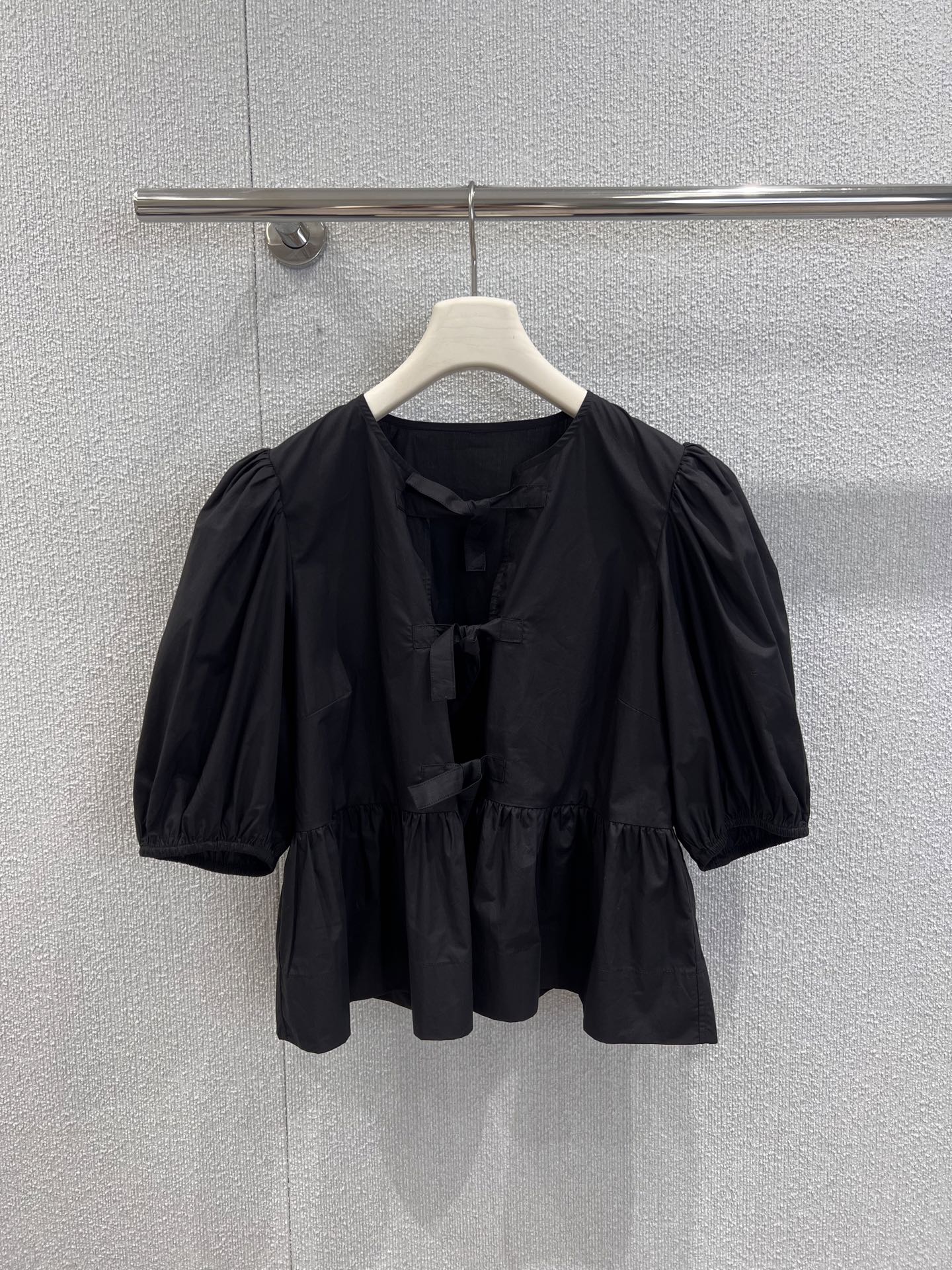 NO:436594,Supports replacement Gann* 25Ss spring and summer new model puff sleeve lace-up shirt丨Exclusive yb development!  High-end production!  Poplin cotton bow shirt top, deserted and niche, the overall look is very strong, and you can also wear it as a sunscreen cardigan. It is the kind of urgent need that you can't help but encounter a good look in your closet. It's easy to wear every scene in life, or you can't even grab it when you're too lazy to dress up. It's lazy and casual enough. S/M/L real-life details pictures, Shirts, alexander wang19860909支持换款Gann* 25Ss春夏新款 泡泡袖系带衬衫丨独家yb开发！高版出品！府绸棉蝴蝶结衬衫上衣,冷清小众 整体造型感很强,也可以当防晒开衫穿,是无论你衣柜里有多少件遇到好看的你还是会忍不住下手的那种刚需,很好穿 生活中的每一个场景都可以带入,或者是懒得打扮时候随手一抓足够慵懒随意. 现货发售 S/M/L实拍细节图,,shirts,alexander wang,Women's clothing