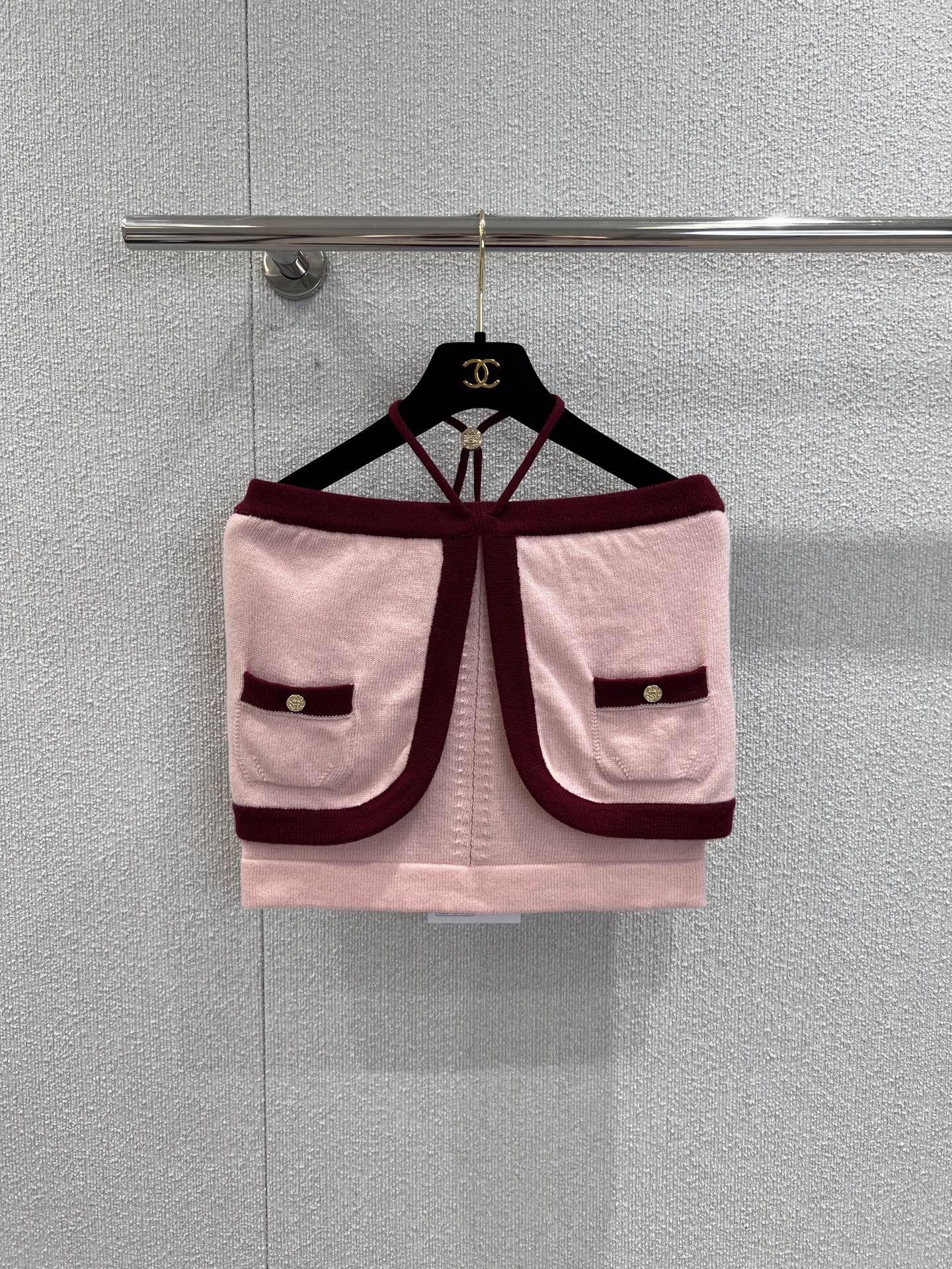 NO:436559,Support replacement Chane* 25A Handicraft Series New Models, Hammering Neck Strap-Breast Vest | Exclusive YB development!  High-end production!  Contrast color splicing design logo hardware embellishment decoration fashionable and light luxury temperament, easy to control daily travel or party, workmanship quality depends on details. S/M/L real photos of S/M/L on sale in stock, chanel, alexander wang19860909支持换款 Chane* 25A手工坊系列新款 挂脖抹胸小背心丨独家yb开发！高版出品！撞色拼接设计 logo五金点缀装饰 时髦轻奢 气质显白 日常出行或聚会轻松驾驭 做工品质看细节.现货发售S/M/L实拍细节图,,chanel,alexander wang,Women's clothing