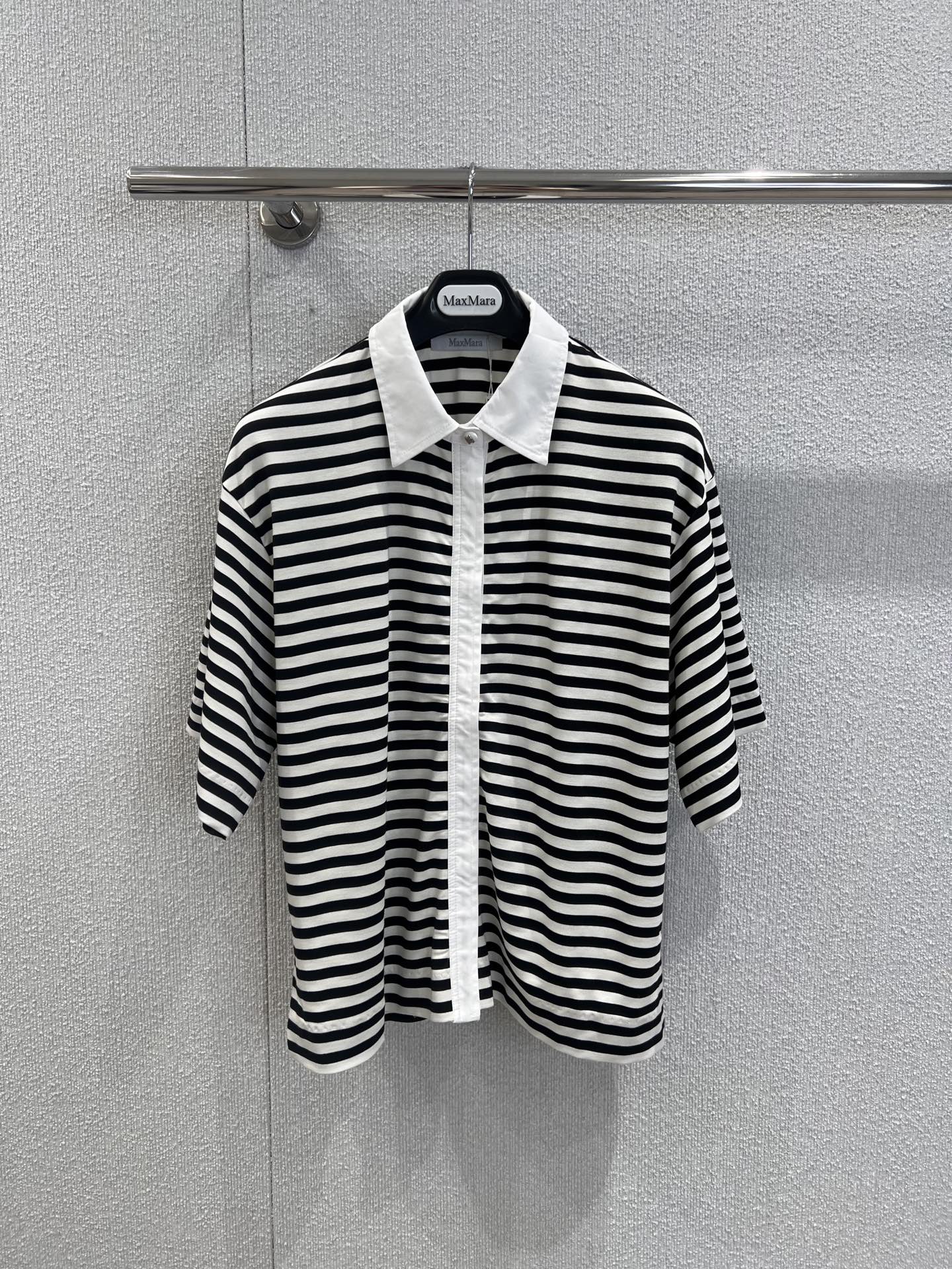 NO:436968,Maxm*ra 25Ss spring and summer new style striped contrasting lapel knitted short-sleeved top丨Exclusive yb development!  High-end production!  Soft and glutinous but not without bones. Classic contrasting stripes, low-key and not exaggerated, simple and charming. Modify the neck lines and add a sense of design to the overall casual atmosphere. The loose and slim style makes the upper body very comfortable. The same outfit of the celebrity is on sale in stock. S/M/L real-life details, T-shirt, alexander wang19860909Maxm*ra 25Ss春夏新款 条纹撞色翻领针织短袖上衣丨独家yb开发！高版出品！软软糯糯却又不失筋骨感.经典撞色条纹,低调不浮夸,简单有魅力.修饰颈部线条.在整体的休闲氛围中增添设计感.宽松显瘦的版型,上身非常舒适 明星同款穿搭 现货发售 S/M/L实拍细节图,,T-shirt,alexander wang,Women's clothing