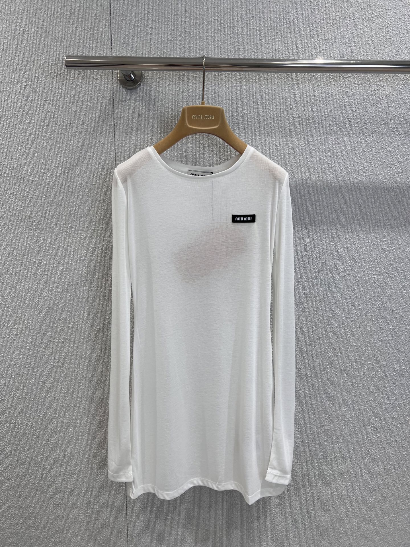 NO:436612,Support replacement Miumi*25Fw early autumn new style hot girl Hong Kong style combed cotton round neck long long sleeve T-shirt skirt base shirt | Exclusive yb development!  High-end production!  The most luxurious and elegant dressing items are sold. This kind of noble and elegant little base is really easy to wear!  Skirt or long style with upper body is the visual feeling of the lady with a celebrity style, just right, full of temperament, full of skin-friendly texture, S/M/L real-life details pictures on sale, miumiu, skirts, tees, t-shirt, alexander wang19860909支持换款 Miumi*25Fw早秋新款 辣妹港风精梳棉圆领长款长袖T恤裙打底衫丨独家yb开发！高版出品！贵气大小姐穿搭单品热售,这类高贵大方的小打底真的太好穿了！半裙或长款搭配上身,就是名媛范儿的大小姐即视感,恰到好处,气质十足,质感十足超亲肤,现货发售S/M/L实拍细节图,,miumiu,skirts,tees，t-shirt,alexander wang,Women's clothing