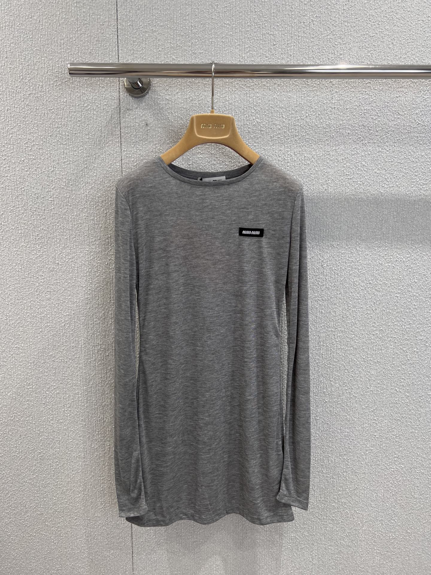 NO:436620,Support replacement Miumi*25Fw early autumn new style hot girl Hong Kong style combed cotton round neck long long sleeve T-shirt skirt base shirt | Exclusive yb development!  High-end production!  The most luxurious and elegant dressing items are sold. This kind of noble and elegant little base is really easy to wear!  Skirt or long style with upper body is the visual feeling of the lady with a celebrity style, just right, full of temperament, full of skin-friendly texture, S/M/L real-life details pictures on sale, miumiu, skirts, tees, t-shirt, alexander wang19860909支持换款 Miumi*25Fw早秋新款 辣妹港风精梳棉圆领长款长袖T恤裙打底衫丨独家yb开发！高版出品！贵气大小姐穿搭单品热售,这类高贵大方的小打底真的太好穿了！半裙或长款搭配上身,就是名媛范儿的大小姐即视感,恰到好处,气质十足,质感十足超亲肤,现货发售S/M/L实拍细节图,,miumiu,skirts,tees，t-shirt,alexander wang,Women's clothing