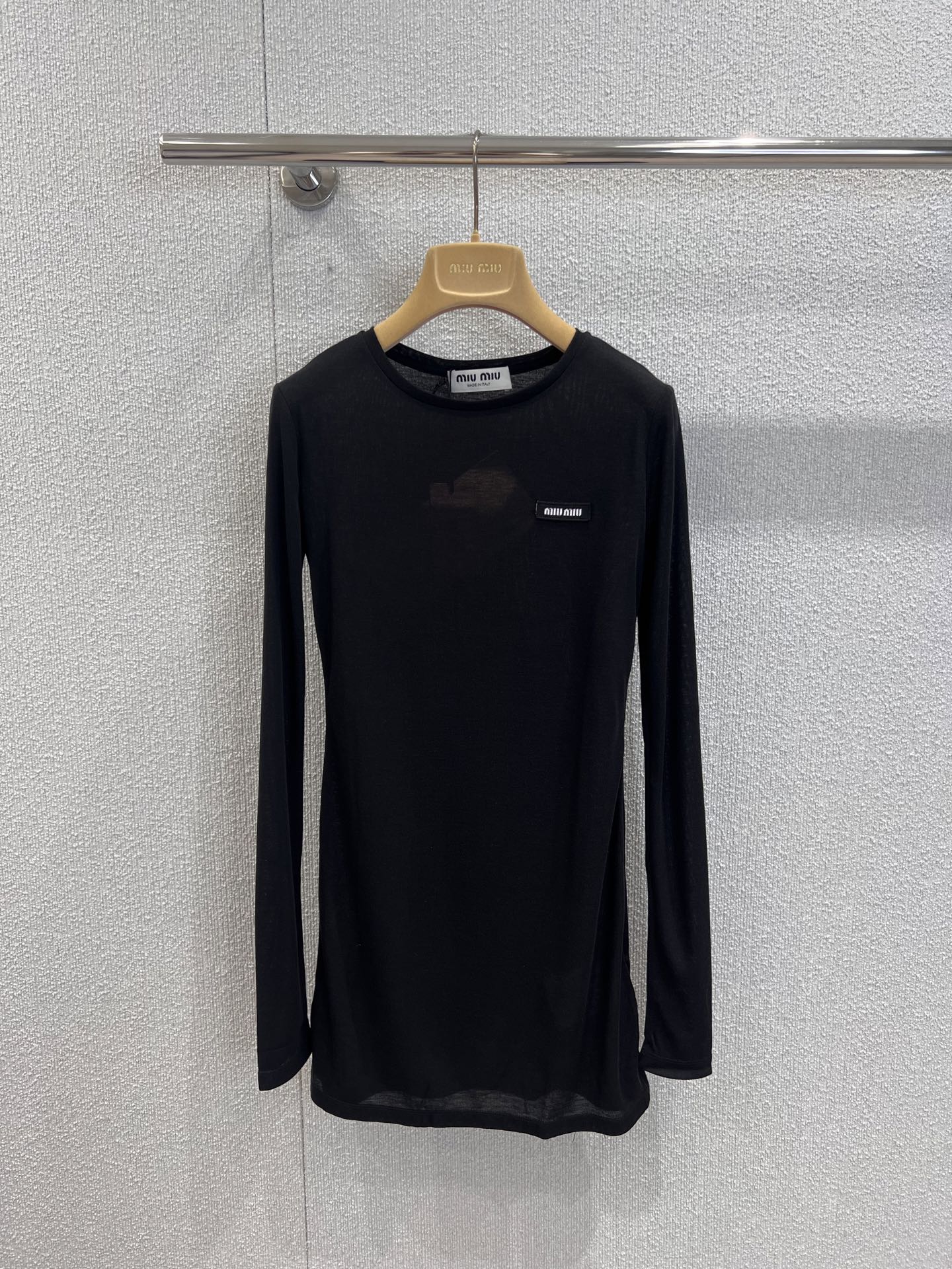 NO:436616,Support replacement Miumi*25Fw early autumn new style hot girl Hong Kong style combed cotton round neck long long sleeve T-shirt skirt base shirt | Exclusive yb development!  High-end production!  The most luxurious and elegant dressing items are sold. This kind of noble and elegant little base is really easy to wear!  Skirt or long style with upper body is the visual feeling of the lady with a celebrity style, just right, full of temperament, full of skin-friendly texture, S/M/L real-life details pictures on sale, miumiu, skirts, tees, t-shirt, alexander wang19860909支持换款 Miumi*25Fw早秋新款 辣妹港风精梳棉圆领长款长袖T恤裙打底衫丨独家yb开发！高版出品！贵气大小姐穿搭单品热售,这类高贵大方的小打底真的太好穿了！半裙或长款搭配上身,就是名媛范儿的大小姐即视感,恰到好处,气质十足,质感十足超亲肤,现货发售S/M/L实拍细节图,,miumiu,skirts,tees，t-shirt,alexander wang,Women's clothing