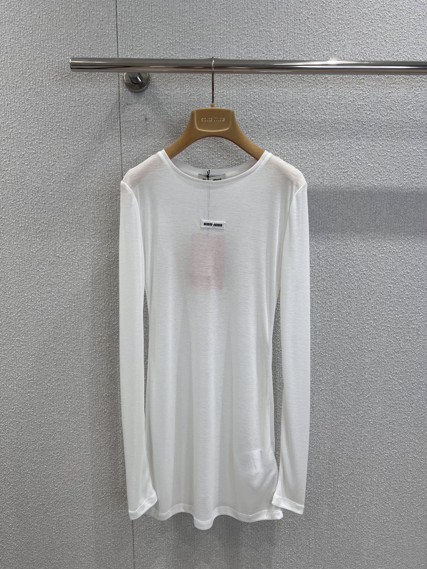 NO:687667,Supports exchange. Mimi* 25Ss new spring and summer product. Thin long-sleeved T-shirt that can be worn in all seasons | Exclusively developed by yb!  High quality production!  Miu catwalk style is the various layering of this series. It is a big hit and can easily show the sense of fashion. Wear a bra over it. The looming see-through feeling is super fashionable. It can be used for daily travel or as an air-conditioned shirt. It also pursues relaxed and clean fashion. Ready-made S/M/L real shot details, miumiu, tees, t-shirt,19860909支持换款 Mimi* 25Ss春夏新品 四季都可穿的薄款长袖T恤丨独家yb开发！高版出品！Miu走秀款 就是这个系列的各种叠穿 大大大火 轻松展示时髦感 Bra外面套一件,若隐若现的透视感超时髦.可以日常出行或作为空调衫 同时也追求轻松而干净的时髦.现货发售S/M/L实拍细节图,,miumiu,tees，t-shirt,,Women's clothing
