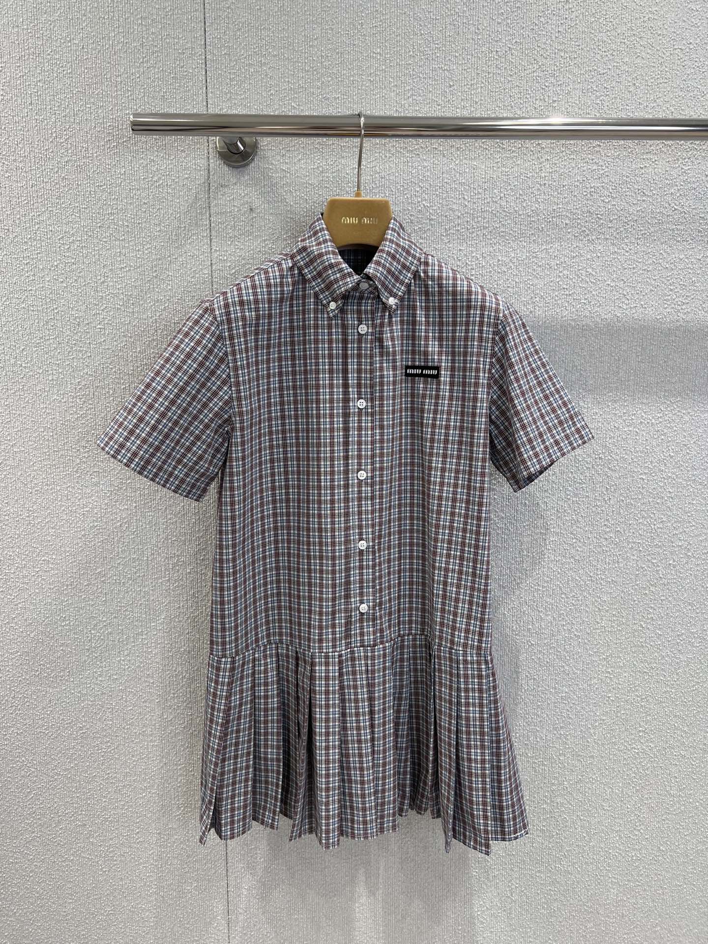 NO:436555,Support replacement MiuMi* 25Ss spring and summer new style logo logo embroidered pleated shirt skirt | Exclusive yb development!  High-end production!  The new college-style pattern products are here again, and a series are released. It is easy to create a high-end outfit in the same color. The buttoned shirt has a pointed collar, the three-dimensional logo letter logo embroidery on the chest highlights the style. The 1:1 mold-opening custom single-breasted front closure, and the spliced ​​pleated skirt is very miu. The small girl is also super suitable. The draped straight style is not picky. The upper body is young and fashionable, and the girlish feeling comes out in an instant!  S/M/L real photos of S/M/L on spot sale, miumiu, skirts, shirts, alexander wang19860909支持换款 MiuMi* 25Ss春夏新款 logo徽标刺绣百褶衬衫裙丨独家yb开发！高版出品！学院风格纹新品又来啦,一系列都出啦,轻松打造同色系穿搭高级感满满~系扣衬衫尖领,胸口立体logo字母徽标刺绣凸显格调,1:1开模定制单排扣前襟,拼接百褶裙摆就非常的miu,小个子妹子也超级合适,垂坠直筒版型又不会挑人,上身年轻又时髦,少女感一下子就出来了！现货发售S/M/L实拍细节图,,miumiu,skirts,shirts,alexander wang,Women's clothing