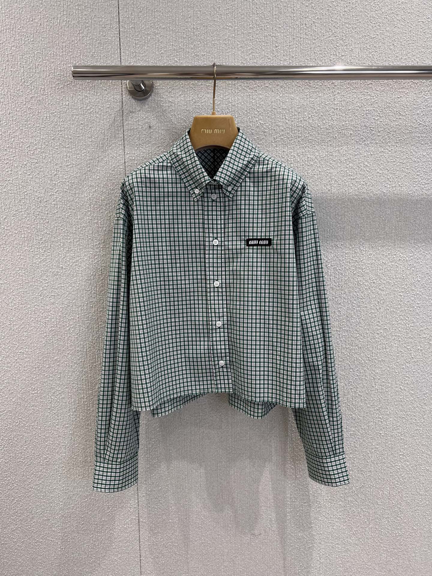 NO:436570,Support replacement Miumi* 25Ss spring and summer new style, green checked lapel short long-sleeved shirt丨Exclusive yb development!  High-end production!  Continue to the miu accent, the girl group college style moves, yb customized plaid patterns, full style, cut in place, zero changes, and exquisite embroidery, the details and workmanship are in place. S/M/L real photos, Miumiu,shirts,alexander wang19860909支持换款 Miumi* 25Ss春夏新款 绿色格纹翻领短款长袖衬衫丨独家yb开发！高版出品！继续miu腔调 女团学院风走起 yb定制的格子纹路 格调拉满 版型裁剪到位 零改动哦 还有精致的刺绣 细节做工品质全面到位.现货发售 S/M/L实拍细节图,,miumiu,shirts,alexander wang,Women's clothing