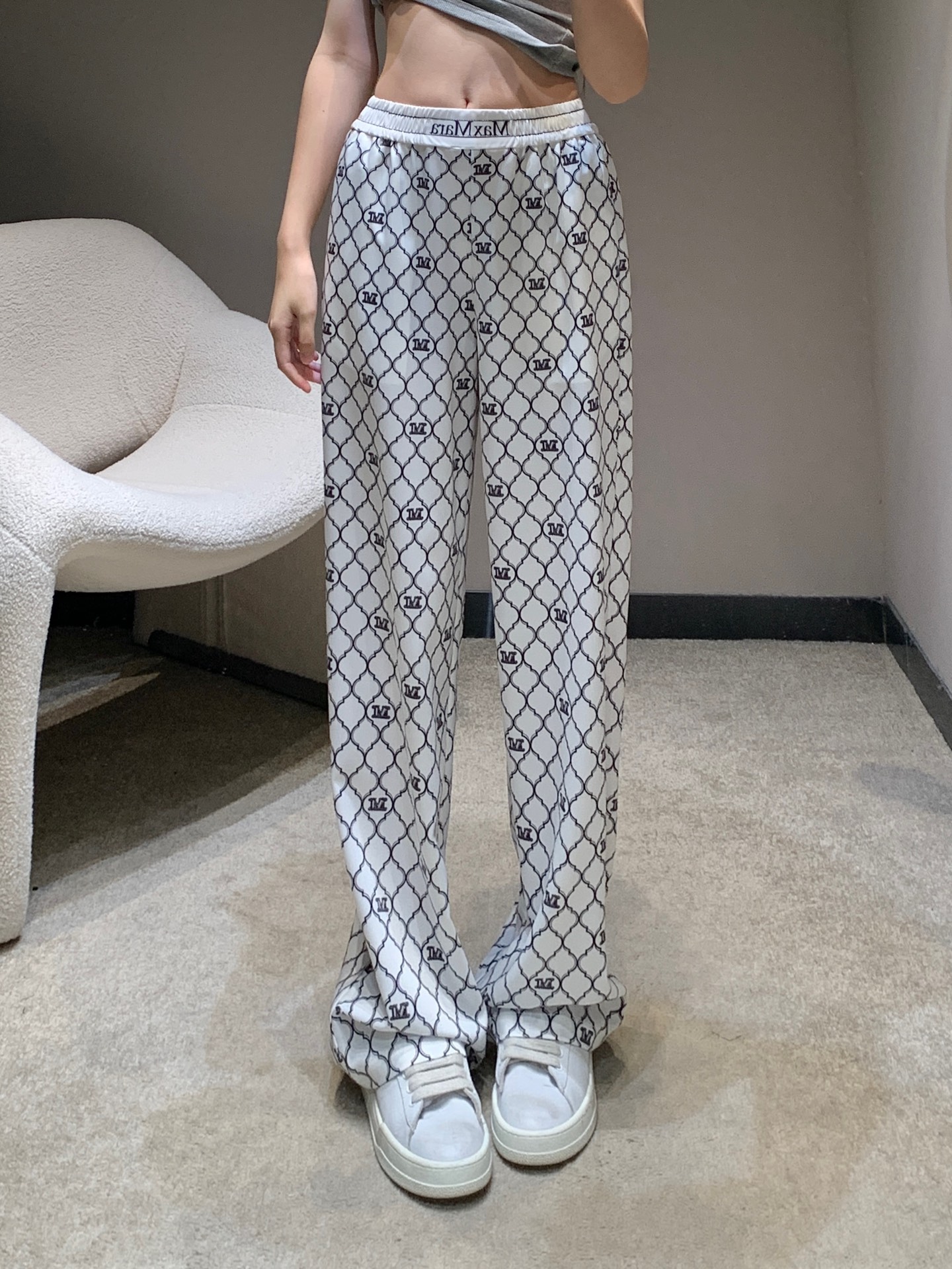 NO:436603,Max Mar* 25Ss spring and summer new style, lightweight letter printed casual trousers | Exclusive high-end production!  Lightweight and breathable, full of comfort!  The atmosphere is really amazing. It’s really suitable to wear it in summer!  The elastic and high-waisted pants are designed with strong inclusiveness and not picky about the figure. It is unique and fashionable. It is highly recommended!  Get it now!  S/M/L, alexander wang19860909Max Mar* 25Ss春夏新款 轻薄款字母印花休闲长裤丨独家高版出品！轻薄透气 舒适感满分！氛围感天菜真的绝了夏天出游这样穿真的太适合啦！裤子松紧高腰设计包容性强不挑身材～个性独特又时髦出街不撞款 强烈推荐！赶紧入手吧！现货发售 S/M/L,,alexander wang,Women's clothing