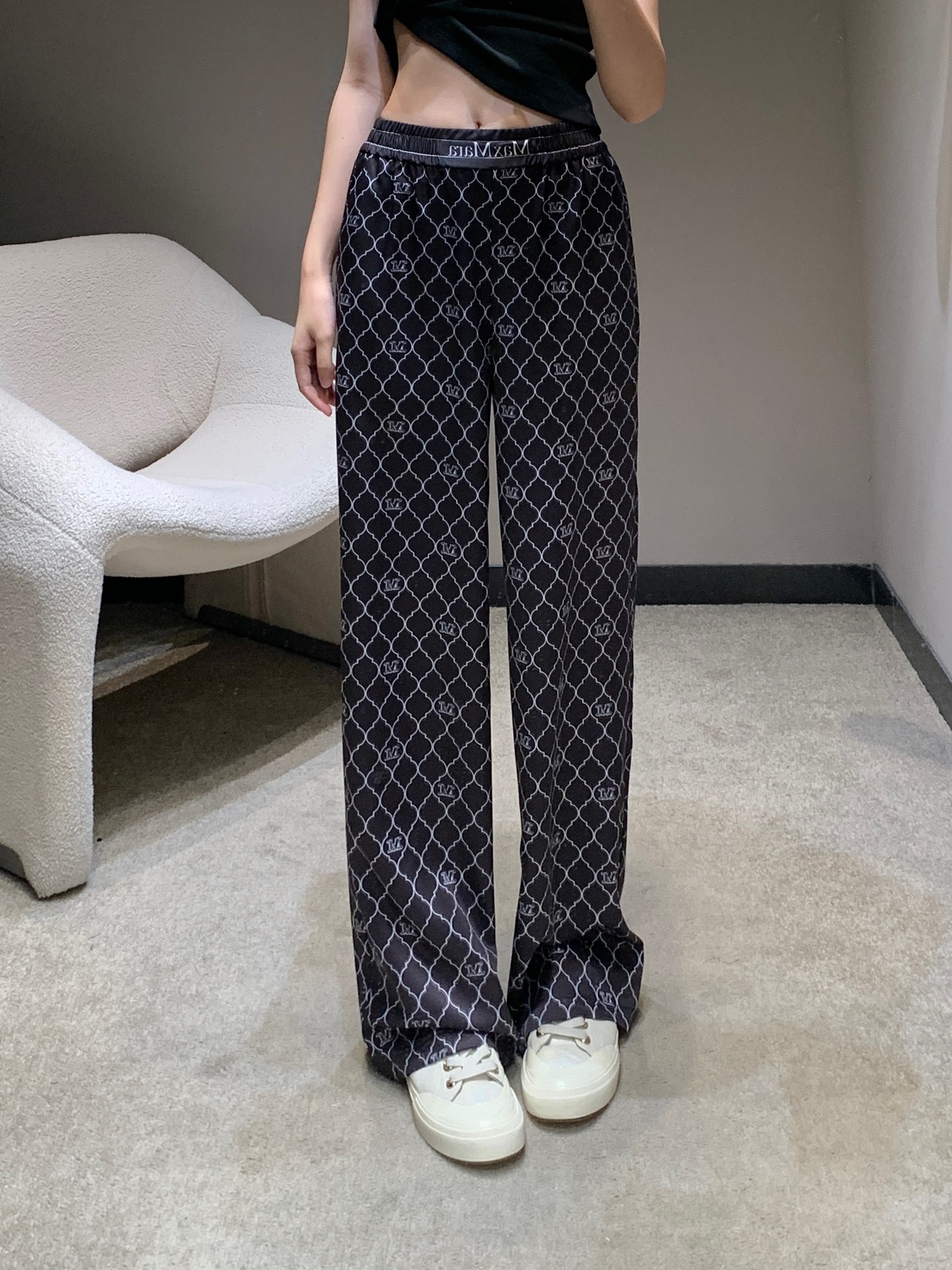 NO:436606,Max Mar* 25Ss spring and summer new style, lightweight letter printed casual trousers | Exclusive high-end production!  Lightweight and breathable, full of comfort!  The atmosphere is really amazing. It’s really suitable to wear it in summer!  The elastic and high-waisted pants are designed with strong inclusiveness and not picky about the figure. It is unique and fashionable. It is highly recommended!  Get it now!  S/M/L, alexander wang19860909Max Mar* 25Ss春夏新款 轻薄款字母印花休闲长裤丨独家高版出品！轻薄透气 舒适感满分！氛围感天菜真的绝了夏天出游这样穿真的太适合啦！裤子松紧高腰设计包容性强不挑身材～个性独特又时髦出街不撞款 强烈推荐！赶紧入手吧！现货发售 S/M/L,,alexander wang,Women's clothing