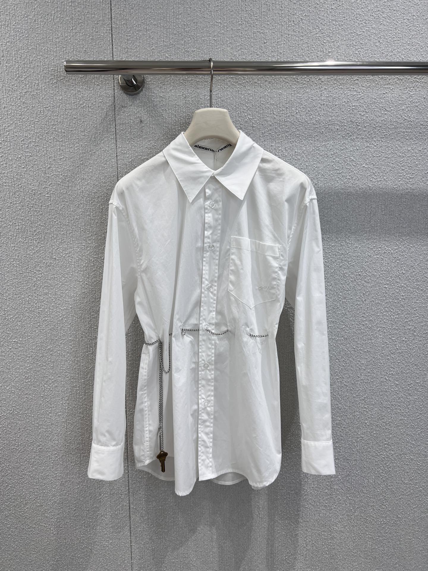 NO:436961,Support replacement Alexand*r wang 25Fw early autumn new model Keychain belt long-sleeved shirt丨Exclusive yb development!  High-end production!  Premium items, commuting for ten thousand years, waist key chain misaligned perforated decoration design, high-end and exquisite, loose fit, easy to control, customized shirt fabric, light and wide, different from ordinary cotton shirt fabric, density and feel invincible, texture is really excellent, auxiliary materials are customized with open molds, on-site S/M/L real-life details pictures, Shirts, alexander wang19860909支持换款 Alexand*r wang 25Fw早秋新款 钥匙链条腰带长袖衬衫丨独家yb开发！高版出品！高级单品 通勤万年款 腰围钥匙链条错位穿孔装饰设计 高级精致 宽松版型很好驾驭 定制的衬衣面料 轻薄且挺阔 区别于普通棉质衬衫面料 密度手感无敌了 质感真的超赞 辅料都是开模定制 现货发售 S/M/L实拍细节图,,shirts,alexander wang,Women's clothing