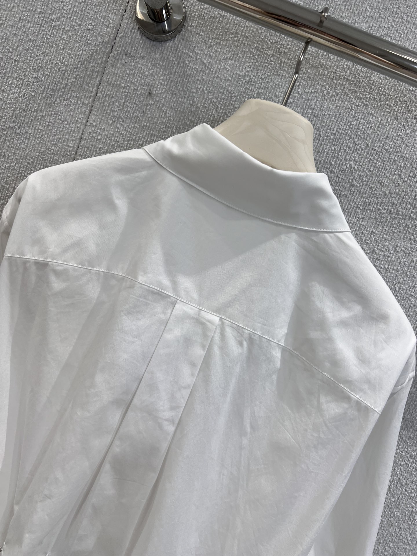 High-Quality Key-Chained Long-Sleeve Shirt by Alexander Wang for Fall – New Collection! - 图片 4