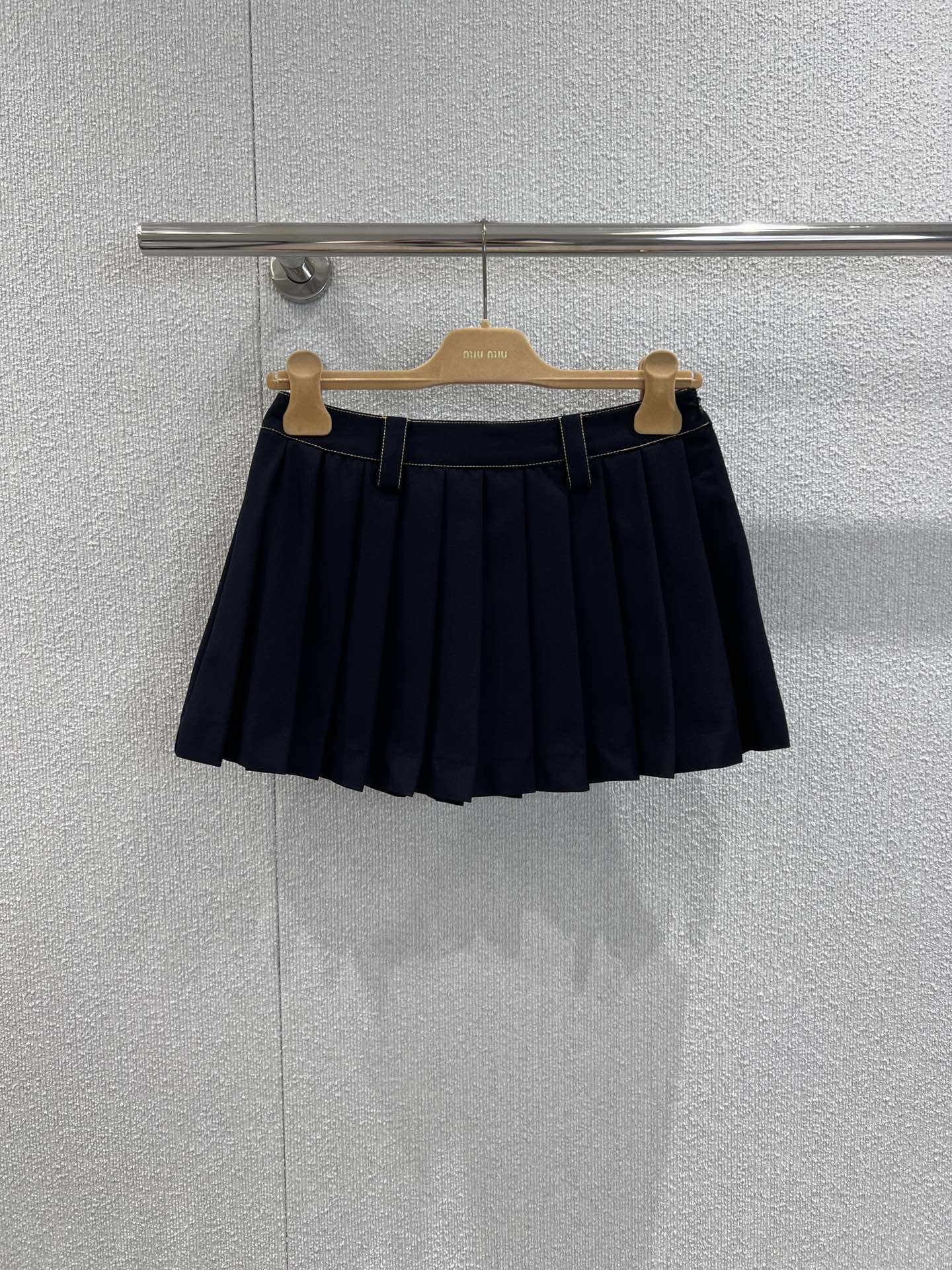 NO:436609,Support replacement Miumi* 25Ss spring and summer new style, military blue academy style girl's pleated short skirt丨Exclusive yb development!  High-end production!  The imported twill worsted fabric has a great texture!  Retro college-style literary girls must-have items!  Positioning patch embroidered letters, the upper body looks huge and slim!  It is sweet or salty and has a versatile temperament that is not picky!  Workmanship quality depends on the details. S/M/L real photos, miumiu, skirts, alexander wang19860909支持换款 Miumi* 25Ss春夏新款 汔军蓝学院风少女压褶短半裙丨独家yb开发！高版出品！进口斜纹精纺面料质感超赞！复古学院风文艺少女必入单品！定位贴布刺绣字母,版型上身巨显瘦！可甜可盐气质百搭不挑人！做工品质看细节.现货发售 S/M/L实拍细节图,,miumiu,skirts,alexander wang,Women's clothing