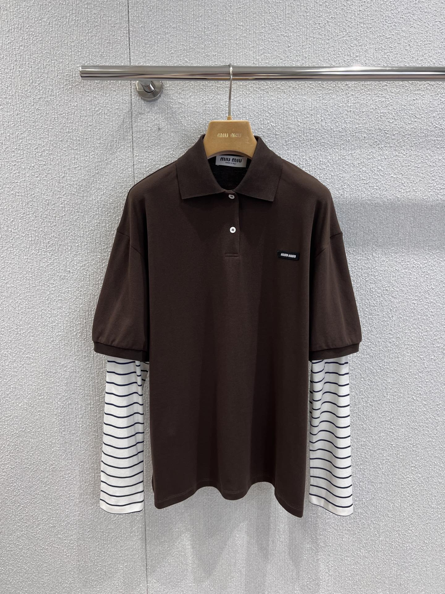 NO:436971,Support replacement Miumi* 25Fw early autumn new style college style Polo collar striped fake two-piece T-shirt top | Exclusive yb development!  High-end production!  Two must-have items for wardrobe!  Simple yet stylish!  A very personalized design style!  A long-sleeved T-style photo shoot that makes a great comedy!  Full of fashion sense!  Classic and pleasing to the eye, people want to have it at first sight~ It is a concave shape that makes it look good and easy to wear on the street~the loose style~there is a real detail picture on sale in stock, miumiu,tees,t-shirt,alexander wang19860909支持换款 Miumi* 25Fw早秋新款 学院风Polo领条纹假两件T恤上衣丨独家yb开发！高版出品！衣柜必备款假两件来咯！简单又不失格调！个性十足的设计风格！出街拍照非常出片的一款长袖T！时髦感十足！经典又耐看让人一看就想拥有～凹起造型来妥妥的好看轻松穿出街头感～宽松版型～现货发售 S/M/L实拍细节图,,miumiu,tees，t-shirt,alexander wang,Women's clothing