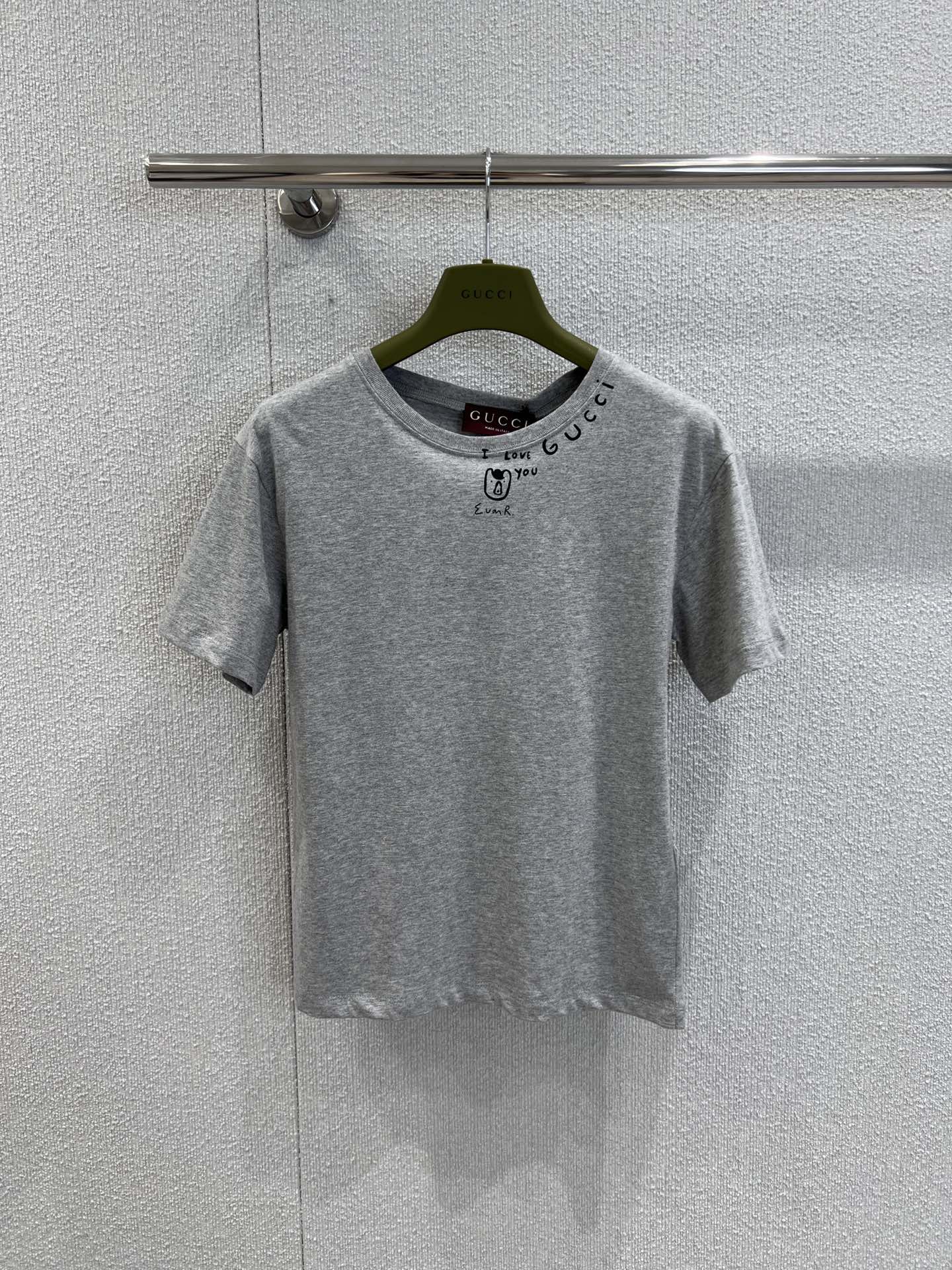 NO:445232,Support replacement Gucc* 25Ss spring and summer new style letter printed slim short-sleeved T-shirt | Exclusive yb development!  High-end production!  All cotton material, breathable and comfortable, full texture. Slim short-sleeved T-shirt cut to highlight the brand style. Made of gram-weight pure cotton, slightly elastic, and slim visual effect. The letter logo pattern on the one-side collar is embellished with hand-painted effect to make the brand more textured. The brand's own fashion sense is instantly created. Create a fashionable style at will. The inner wear is brilliant and fashionable. S/M/L real-life details pictures are available in stock, gucci, T-shirt,tees, t-shirt,alexander wang19860909支持换款 Gucc* 25Ss春夏新款 字母印花修身短袖T恤丨独家yb开发！高版出品！全棉材质 透气舒适 质感十足 修身短袖T恤裁剪 凸显品牌格调 采用克重纯棉制成 略带有弹力 呈现显瘦视觉效果 单侧领边点缀字母徽标图案 手绘效果更显质感 品牌自带的时尚感立现 随心打造潮流时髦风格 单穿内搭都出彩时髦 现货发售S/M/L实拍细节图,,gucci,T-shirt,tees，t-shirt,alexander wang,Women's clothing