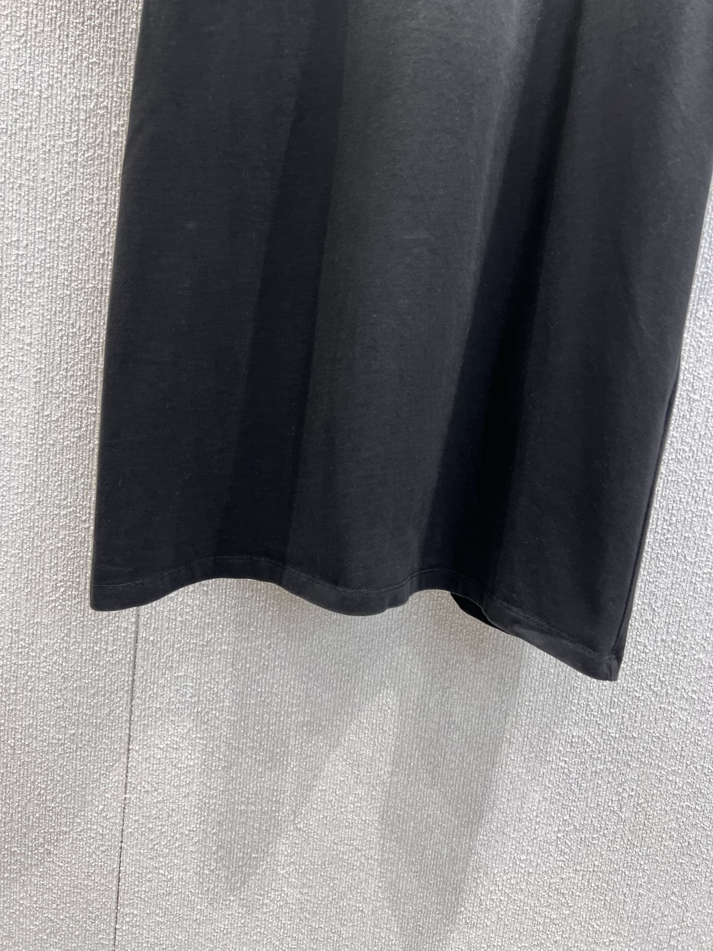“MM6 Spring/Summer 25Ss Collection Features Durable Female T-shirts with Unique Logo” - 图片 6