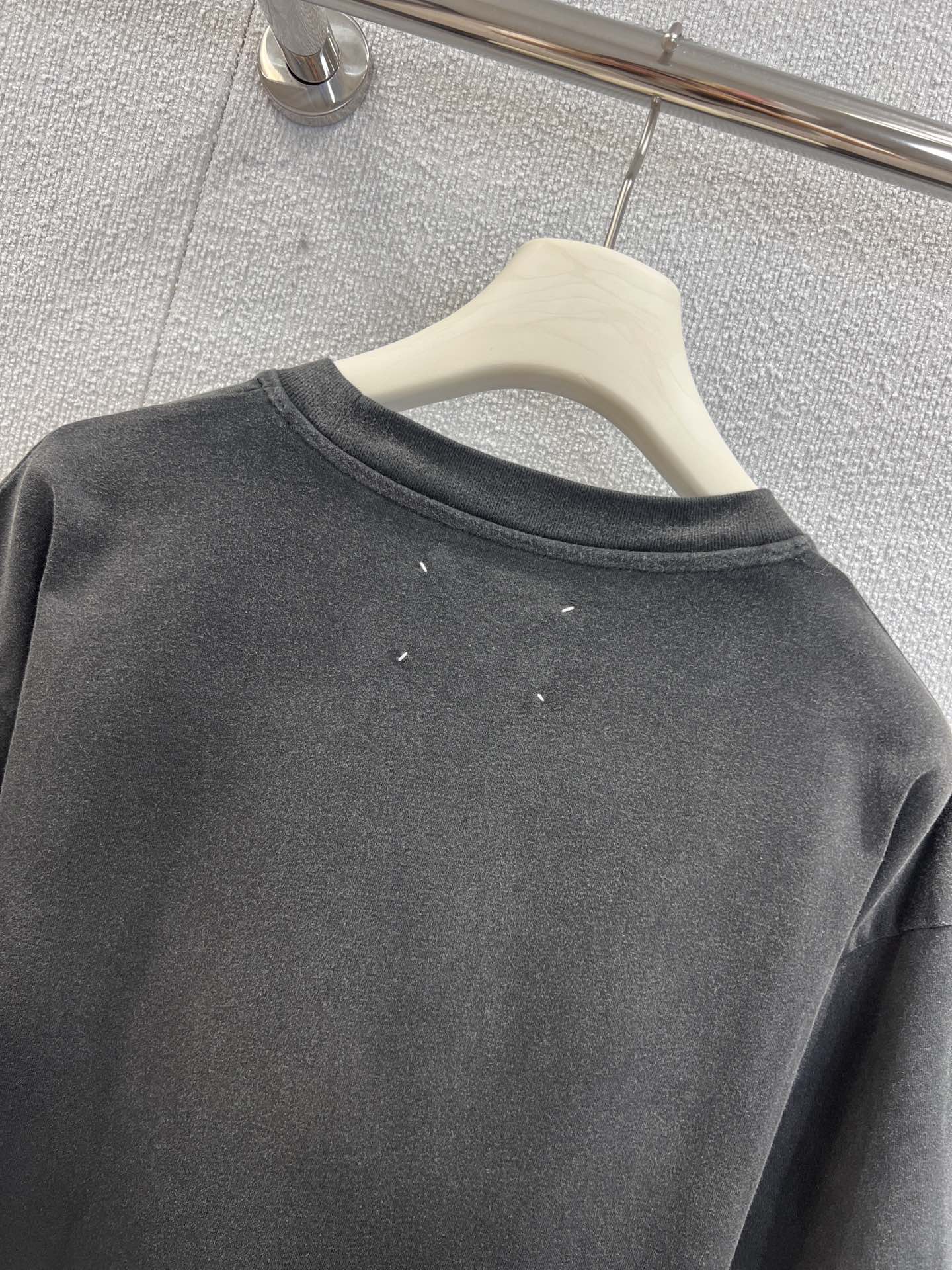 “MM6 Spring/Summer 25Ss Collection Features Durable Female T-shirts with Unique Logo” - 图片 4