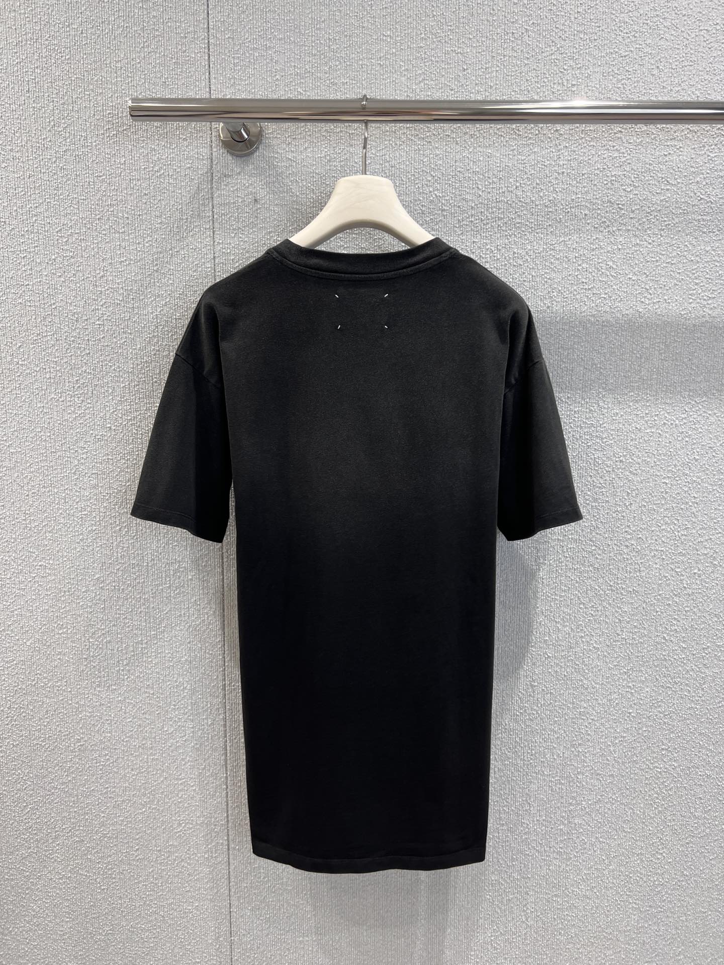 “MM6 Spring/Summer 25Ss Collection Features Durable Female T-shirts with Unique Logo” - 图片 2