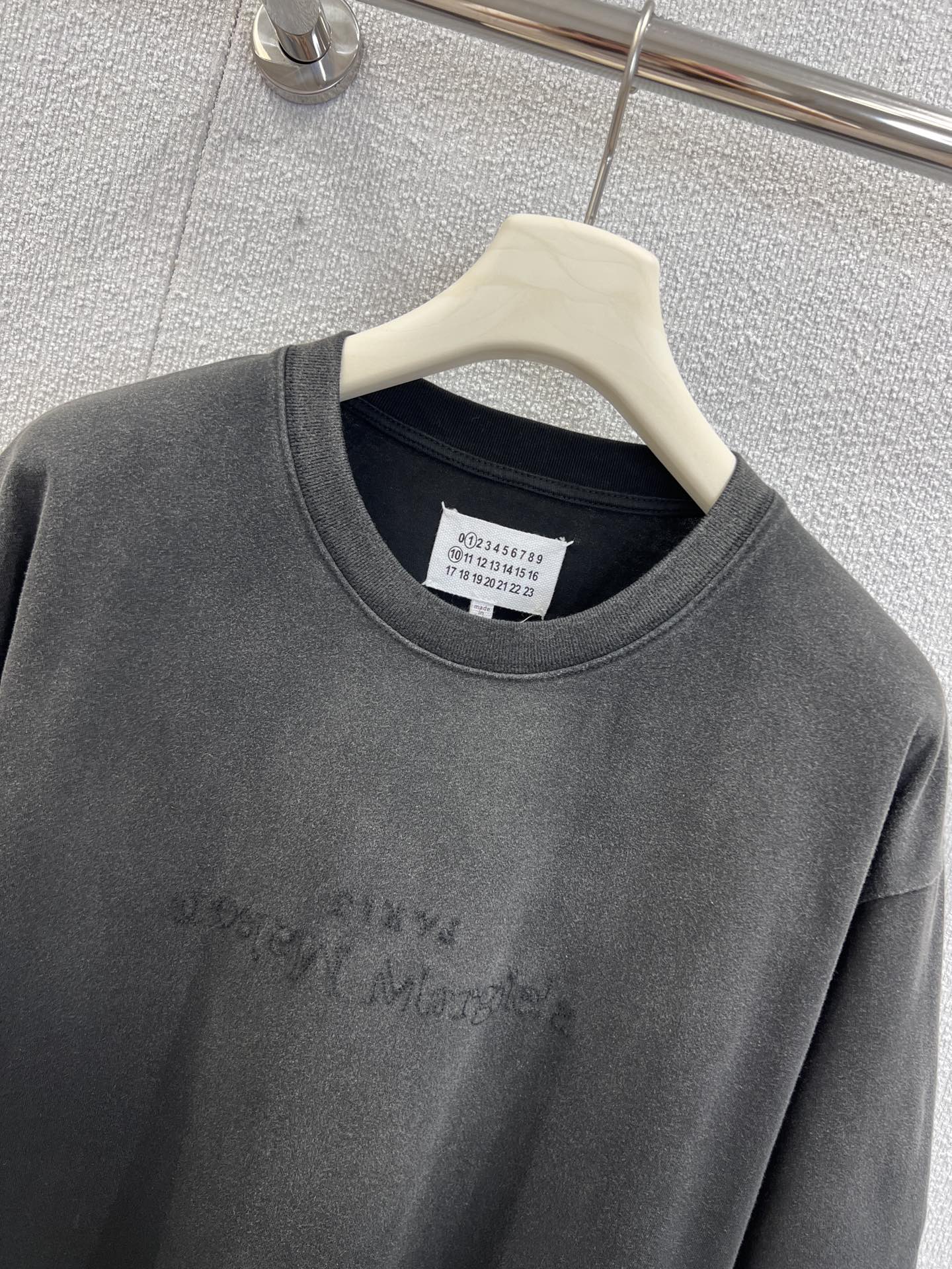 “MM6 Spring/Summer 25Ss Collection Features Durable Female T-shirts with Unique Logo” - 图片 3