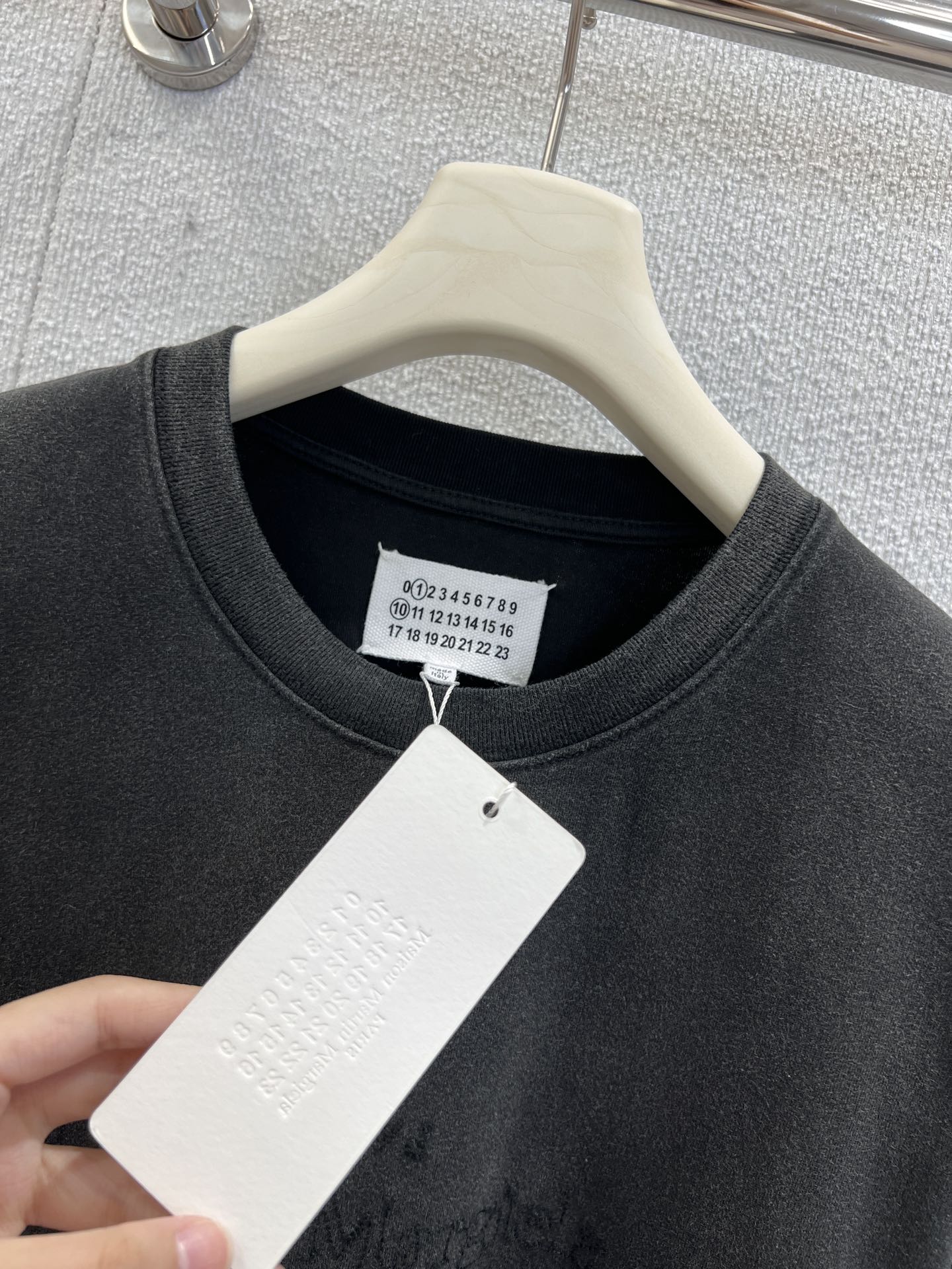 “MM6 Spring/Summer 25Ss Collection Features Durable Female T-shirts with Unique Logo” - 图片 7