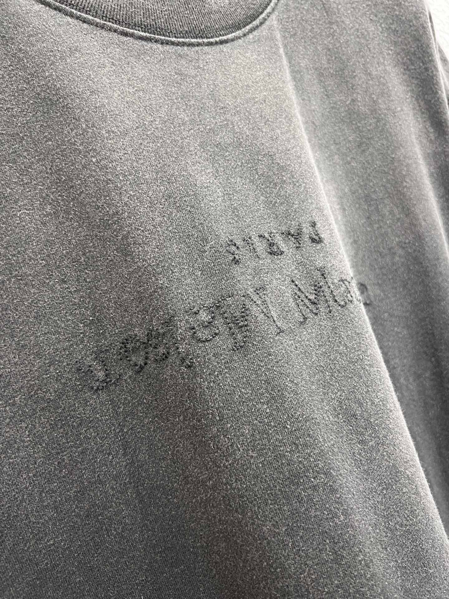 “MM6 Spring/Summer 25Ss Collection Features Durable Female T-shirts with Unique Logo” - 图片 5