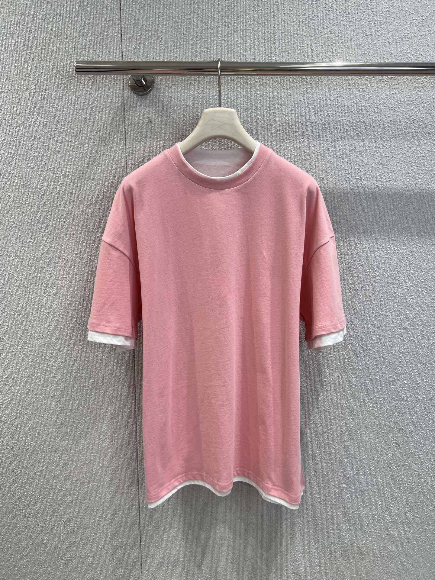 NO:446114,Support replacement JIL SAND*R 25Fw early autumn new model, fake two-piece round neck short-sleeved logo T-shirt | Exclusive high-end product!  Showing high-end quality and exquisite style. It is recommended to try it out and bring new and different experiences!  !  !  !  The texture is amazing!  It is really comfortable to wear for casual wear!  It is a very simple and high-end T-shirt, with real-life details on S/M/L, jil sander, T-shirt, tees, t-shirt, alexander wang19860909支持换款 JIL SAND*R 25Fw早秋新款 假两件圆领短袖logoT恤丨独家高版出品！尽显高端品质与精致格调.建议尝试一下会带来新的不同体验感！！！！质感非常绝！日常休闲穿它真的chao舒服！是一件非常简单高级的T恤,现货发售S/M/L实拍细节图,,jil sander,T-shirt,tees，t-shirt,alexander wang,Women's clothing