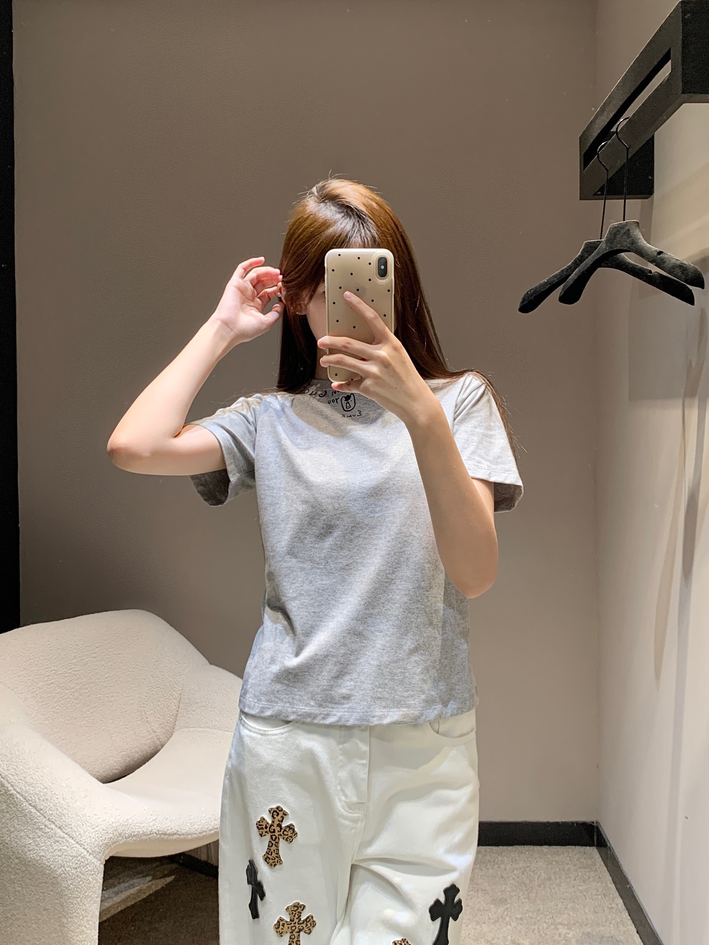 NO:445240,Gucc* 25Ss Spring and Summer New Style Letter Print Slim Short-Sleeve T-Shirt丨Exclusive YB Development!  High-end production!  All cotton material, breathable and comfortable, full texture. Slim short-sleeved T-shirt cut to highlight the brand style. Made of gram-weight pure cotton, slightly elastic, and slim visual effect. The letter logo pattern on the one-sided collar is embellished with more texture. The brand's own fashion sense is instantly created. Create a fashionable style at will. The inner wear is brilliant and fashionable. S/M/L is available in stock, gucci, T-shirt,tees, t-shirt,alexander wang19860909Gucc* 25Ss春夏新款 字母印花修身短袖T恤丨独家yb开发！高版出品！全棉材质 透气舒适 质感十足 修身短袖T恤裁剪 凸显品牌格调 采用克重纯棉制成 略带有弹力 呈现显瘦视觉效果 单侧领边点缀字母徽标图案 手绘效果更显质感 品牌自带的时尚感立现 随心打造潮流时髦风格 单穿内搭都出彩时髦 现货发售S/M/L,,gucci,T-shirt,tees，t-shirt,alexander wang,Women's clothing