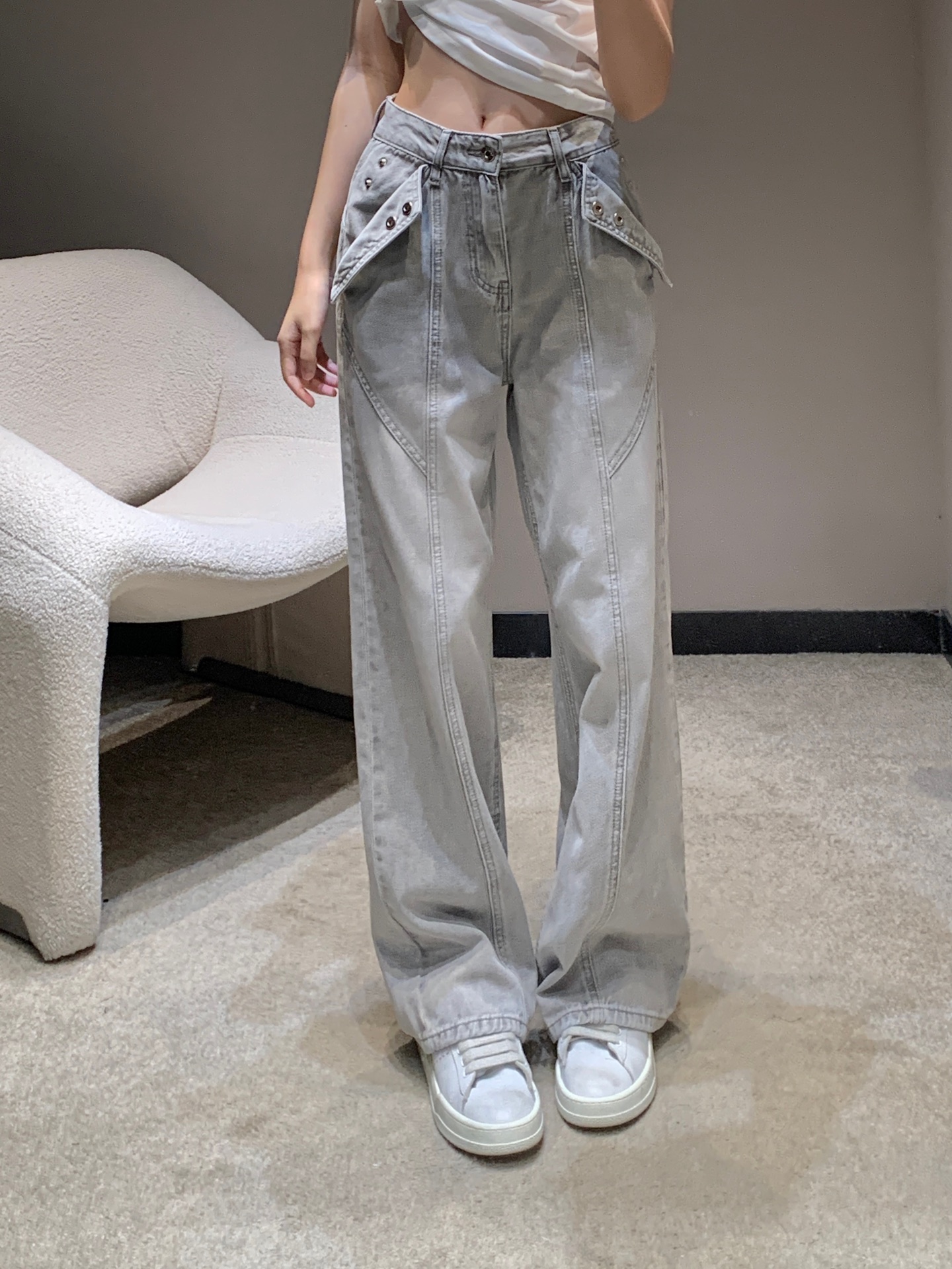 NO:445194,loew* 25Ss spring and summer new style, flip back pocket embroidered lettered denim trousers丨Exclusive high-end production!  Imported cotton-flexible denim fabric, the upper body texture is skin-friendly and soft, it is very comfortable to wear in summer, front pocket flip design, rear embroidered logo letter craftsmanship, simple and fashionable, the overall style is loose, whoever wears it will look slimming, versatile items, not picky to wear ~ a must-have for fashionable girl~ S/M/L on sale in stock, loewe, alexander wang19860909loew* 25Ss春夏新款 翻盖后袋刺绣字母牛仔长裤丨独家高版出品！原料进口棉弹牛仔面料 上身质地亲肤柔软 夏天穿很舒服 前口袋翻盖设计 后刺绣logo字母工艺 简洁时尚 整体版型宽松 谁穿谁显瘦 百搭单品,不挑人穿～时髦girl必备~现货发售S/M/L,,loewe,alexander wang,Women's clothing