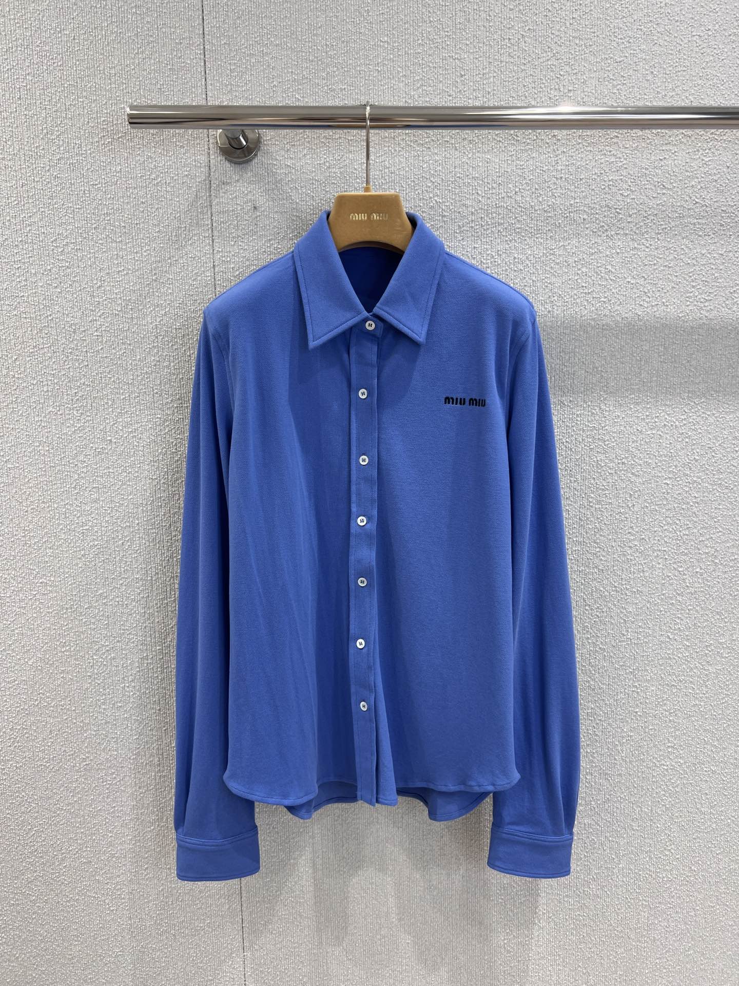 NO:438732,Support replacement Miumi* 25Fw early autumn new model, micro-label embroidered bead floor cotton long-sleeved shirt丨Exclusive yb development!  High-end production!  The chest is decorated with contrasting color brand logo embroidery logo classic polo style Lapel design Casual and exquisite design style Casual series silhouette and thread knitted texture interpret the relaxed and comfortable feminine temperament The chest logo adds iconic elements Simple and high-end ~ S/M/L real-life details pictures on sale, miumiu,shirts,alexander wang19860909支持换款 Miumi* 25Fw早秋新款 微标刺绣珠地棉长袖衬衫丨独家yb开发！高版出品！胸口饰有撞色品牌标识刺绣徽标经典polo版型 翻领设计 休闲而精致的设计风格 休闲系列廓形与螺纹针织纹理演绎轻松自在的女性气质 胸前logo徽标平添标志性元素 简单而高级感～现货发售S/M/L实拍细节图,,miumiu,shirts,alexander wang,Women's clothing