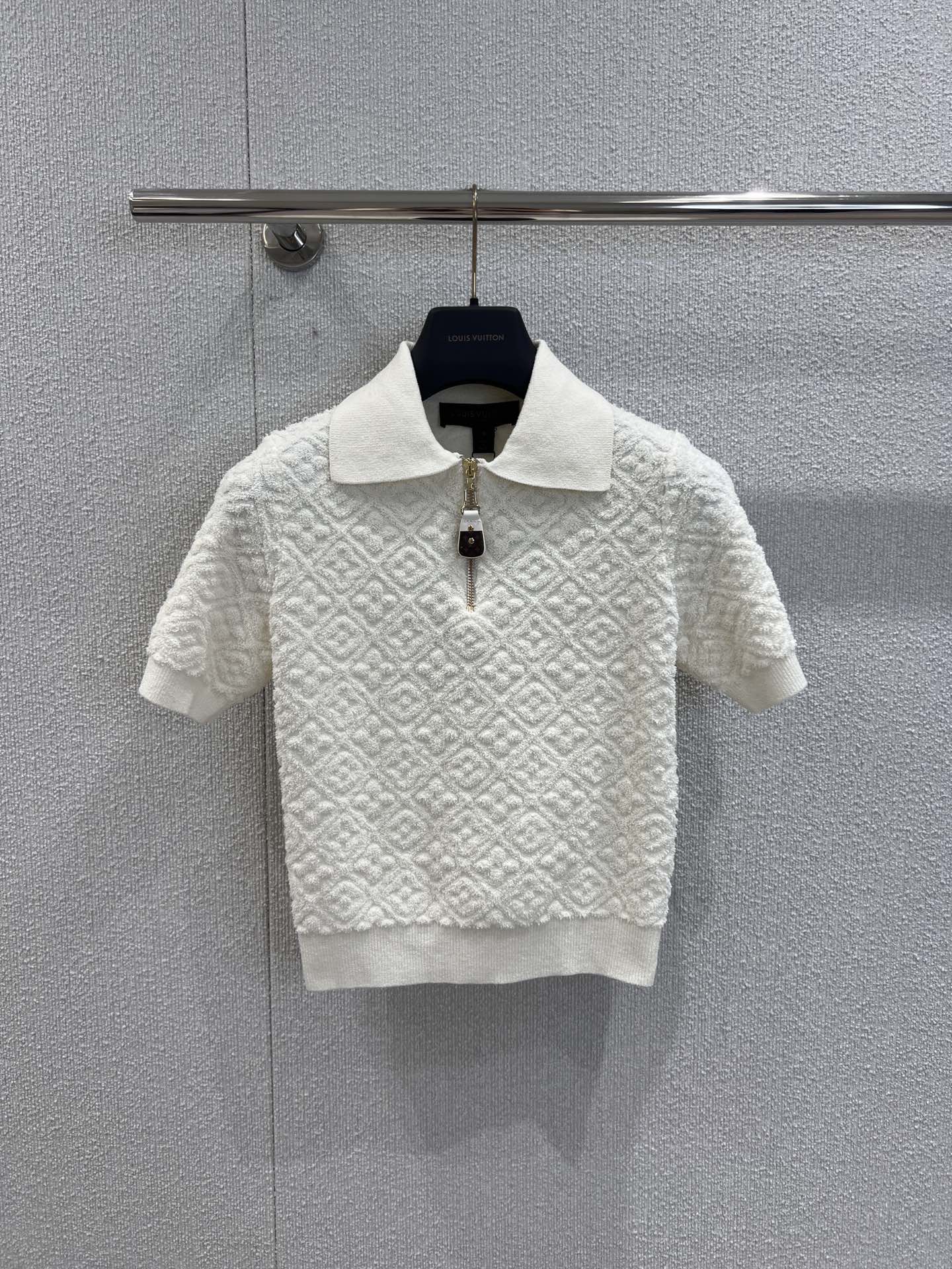 NO:438748,Support replacement Louis Vuitto* 25ss Spring and Summer New Style Old-fashioned Diamond Short-sleeved Top丨Exclusive high-end product!  Cotton wool knitted material, comfortable and soft, high-quality texture, lapel polo style, collar cuff thread pit strip design, elegant and intellectual, echoing the whole three-dimensional four-leaf clover diamond decoration, the overall shape is high-end and crisp, creating the brand's exclusive trendy style, adding a sense of styling to conventional and versatile styles, fashionable and high-end outfit, S/M/L real-life details pictures on sale, louis vuitton, T-shirt, alexander wang19860909支持换款 Louis Vuitto* 25ss春夏新款 老花菱格短袖上衣丨独家高版出品！棉毛针织材质 舒适柔软 质感上乘 翻领polo版型 领边袖口螺纹坑条设计优雅知性 呼应通体立体四叶草菱形装饰 整体造型高级挺括 打造品牌专属潮流风格 为常规百搭款式增添造型感 穿搭洋气高级 现货发售S/M/L实拍细节图,,louis vuitton,T-shirt,alexander wang,Women's clothing