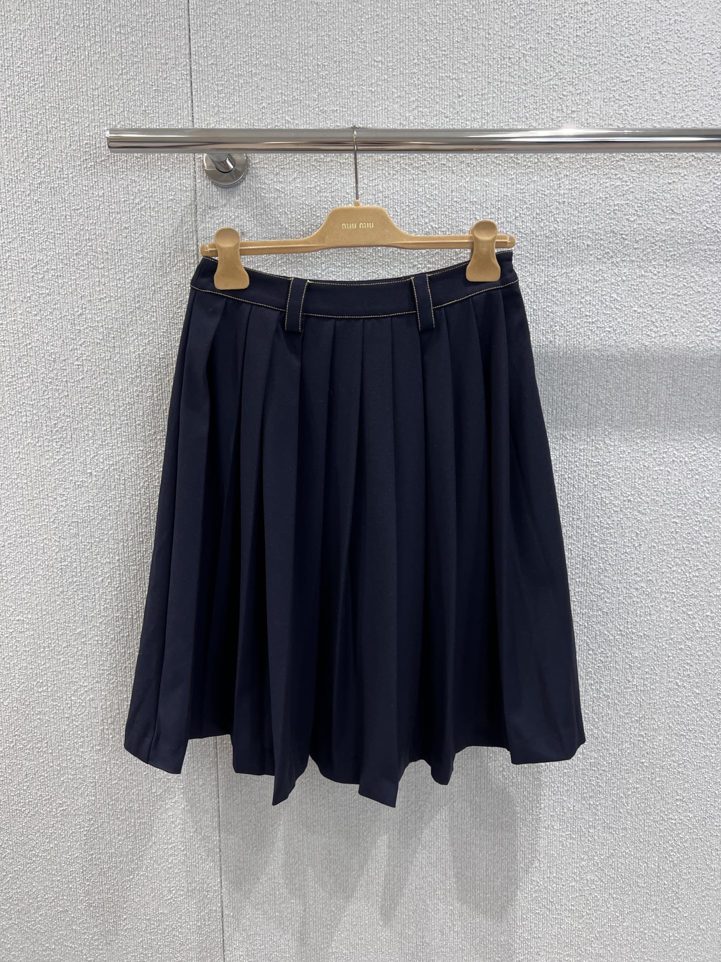 NO:438716,Support replacement Miumi* 25Fw early autumn new style logo mid-length pleated skirt 丨Exclusive yb development!  High-end production!  Retro college-style literary and artistic girls must-have items. Positioning embroidered letter logo is low-key and luxurious. It can be sweet or salty and is versatile and not picky about people. The quality of workmanship depends on the details!  S/M/L real photos, miumiu, skirts, alexander wang19860909支持换款 Miumi* 25Fw早秋新款 徽标中长款百褶裙 丨独家yb开发！高版出品！复古学院风文艺少女必入单品 定位刺绣字母logo低调奢华 可甜可盐气质百搭不挑人 做工品质看细节！ 现货发售S/M/L实拍细节图,,miumiu,skirts,alexander wang,Women's clothing