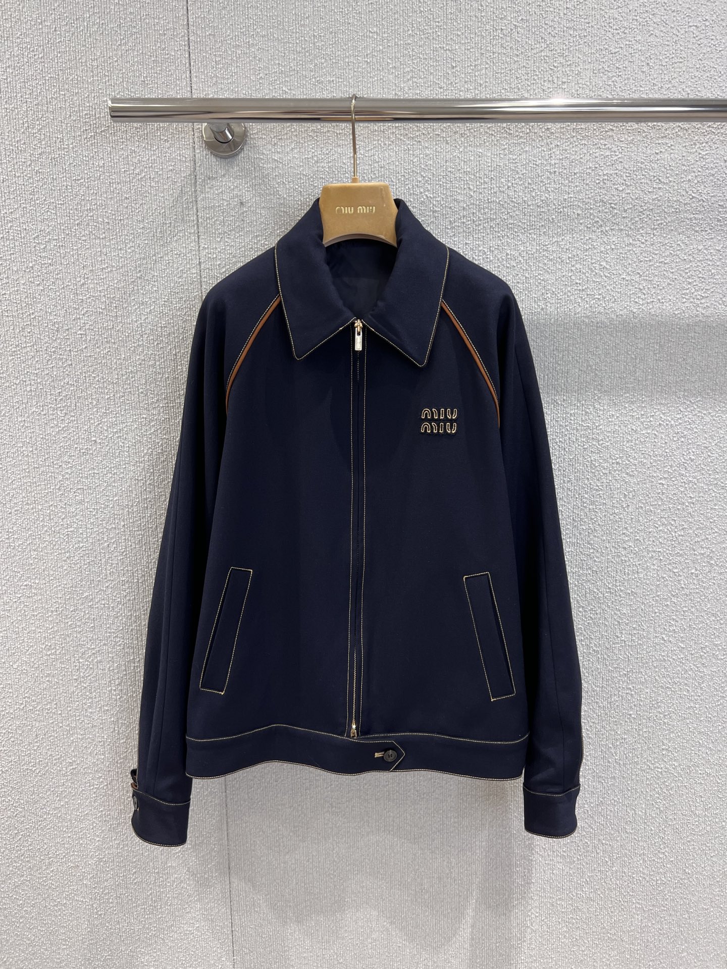 NO:438722,Support replacement Miumi* 25Fw early autumn new style British style casual jacket 丨Exclusive yb development!  High-end production!  The classic brown contrasting shoulders are embellished to highlight the line design. The brown logo embroidery shows the brand style, and the balanced elements of men and women show Miu's ever-changing temperament. It is paired with loose and comfortable tailoring to create a classic and versatile item. S/M/L real-life details pictures are available in stock, miumiu, jackets & coats, jackets & coats, alexander wang19860909支持换款 Miumi* 25Fw早秋新款 英伦风休闲夹克外套 丨独家yb开发！高版出品！经典的咖色撞色肩部作为点缀,突显线条设计.咖色徽标刺绣展现品牌风格,男女均衡元素展现了Miu的百变气质,搭配宽松舒适的剪裁,打造经典百搭单品.现货发售S/M/L实拍细节图,,miumiu,jackets & coats,jackets & coats,alexander wang,Women's clothing