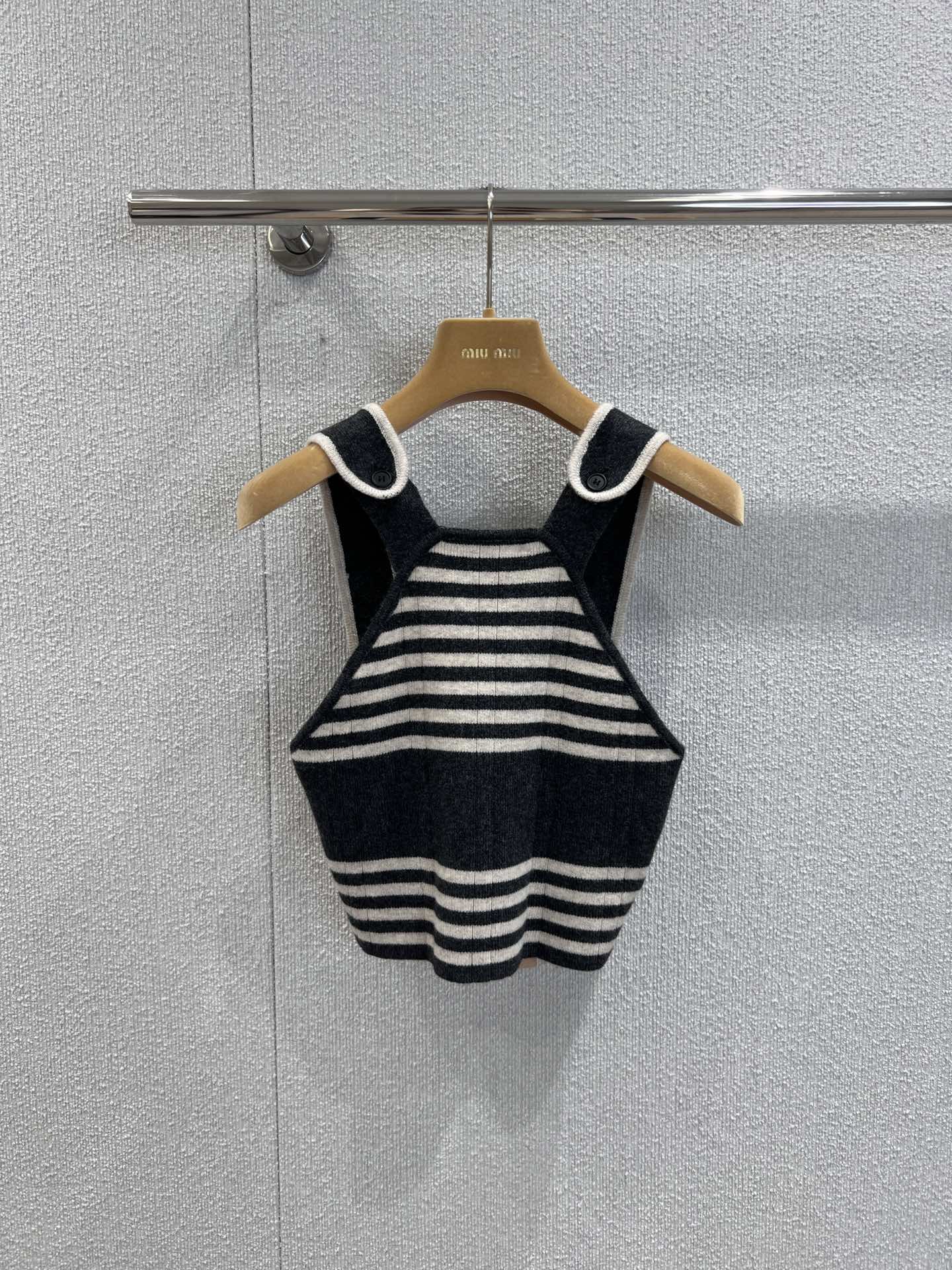 NO:445201,Miumi* 25Ss Spring and Summer New Cashmere Wool Striped Vest丨Exclusive YB development!  High-end production!  Gray cashmere wool fabric, brand logo embroidery logo, contrasting color thick suspender design, button opening and closing, age-reducing stripe pattern, slim and elastic version, must-have S/M/L real-life details pictures,,miumiu,alexander wang19860909Miumi* 25Ss春夏新款 羊绒羊毛条纹背心丨独家yb开发！高版出品！灰色羊绒羊毛面料 饰品牌标识刺绣徽标 撞色粗吊带设计 背后纽扣开合 减龄条纹图案 修身弹力版型 夏天必备现货发售S/M/L实拍细节图,,miumiu,alexander wang,Women's clothing