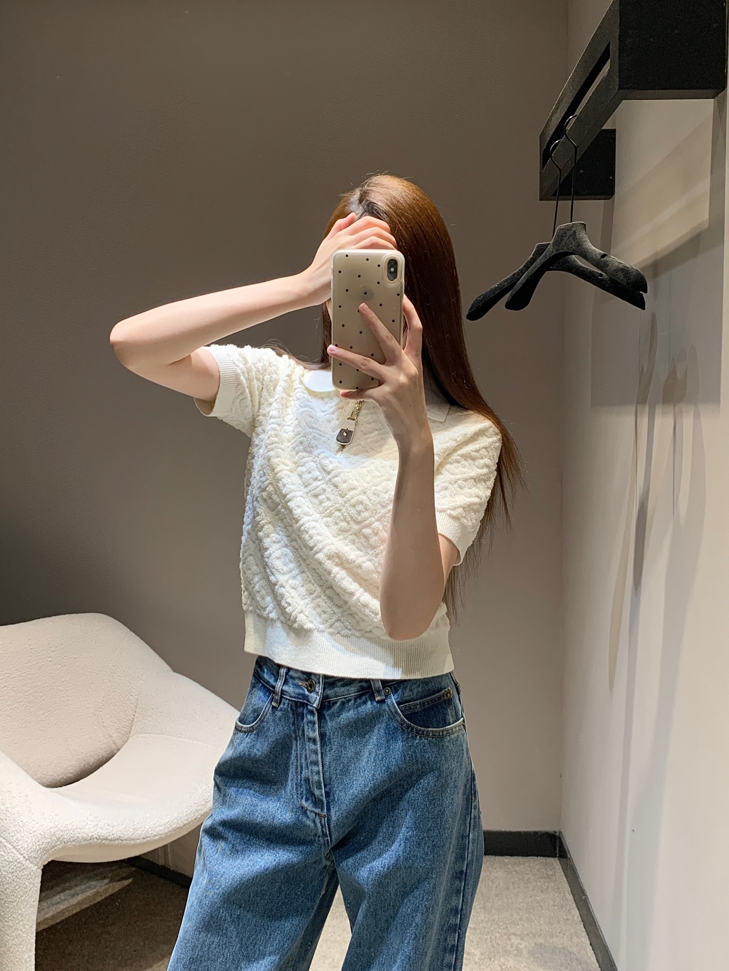 NO:438712,Louis Vuitto* 25ss Spring and Summer New Style Old-fashioned Diamond Short-sleeved Top丨Exclusive High-end Production!  Cotton wool knitted material, comfortable and soft, high-quality texture, lapel polo style, collar cuff threaded pit strip design, elegance and intellectual, echoing the whole three-dimensional four-leaf crust diamond decoration, the overall shape is high-end and crisp, creating a brand-exclusive trendy style, adding a sense of styling to conventional and versatile styles, fashionable and high-end outfits, on-site S/M/L,,louis vuitton, T-shirt, alexander wang19860909Louis Vuitto* 25ss春夏新款 老花菱格短袖上衣丨独家高版出品！棉毛针织材质 舒适柔软 质感上乘 翻领polo版型 领边袖口螺纹坑条设计优雅知性 呼应通体立体四叶草菱形装饰 整体造型高级挺括 打造品牌专属潮流风格 为常规百搭款式增添造型感 穿搭洋气高级 现货发售S/M/L,,louis vuitton,T-shirt,alexander wang,Women's clothing