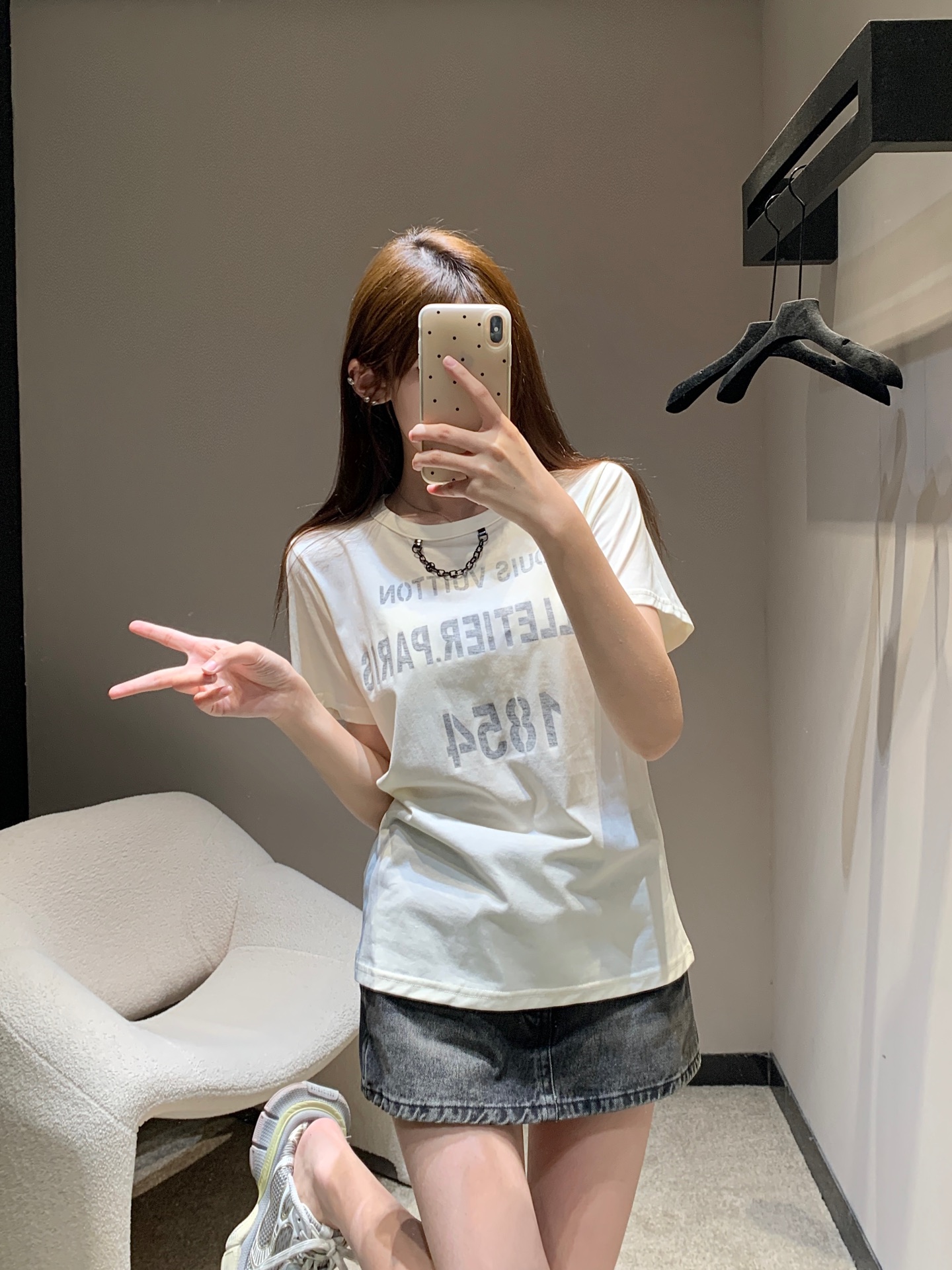 NO:717455,Louis Vuitt*n 26Ss new spring and summer letter print chain round neck short-sleeved T-shirt丨Exclusive high-end version!  Imported cotton material, breathable and comfortable, full of texture. Regular short-sleeved T-shirt cut to highlight the brand style. The neckline is highlighted by a metal letter chain. The chest is decorated with a snowflake-like letter logo to highlight the high-end style. It is stylish when worn alone or worn inside. Available in stock, S/M/L, Louis Vuitton, T-shirt, tees, t-shirt,19860909Louis Vuitt*n 26Ss春夏新款 字母印花链条圆领短袖T恤丨独家高版出品！进口全棉材质,透气舒适,质感十足 常规短袖T恤裁剪,凸显品牌格调 领口以金属字母链条作设计亮点 胸前用雪花感字母徽标装饰,彰显高级格调 单穿内搭都出彩时髦 现货发售S/M/L,,louis vuitton,T-shirt,tees，t-shirt,,Women's clothing