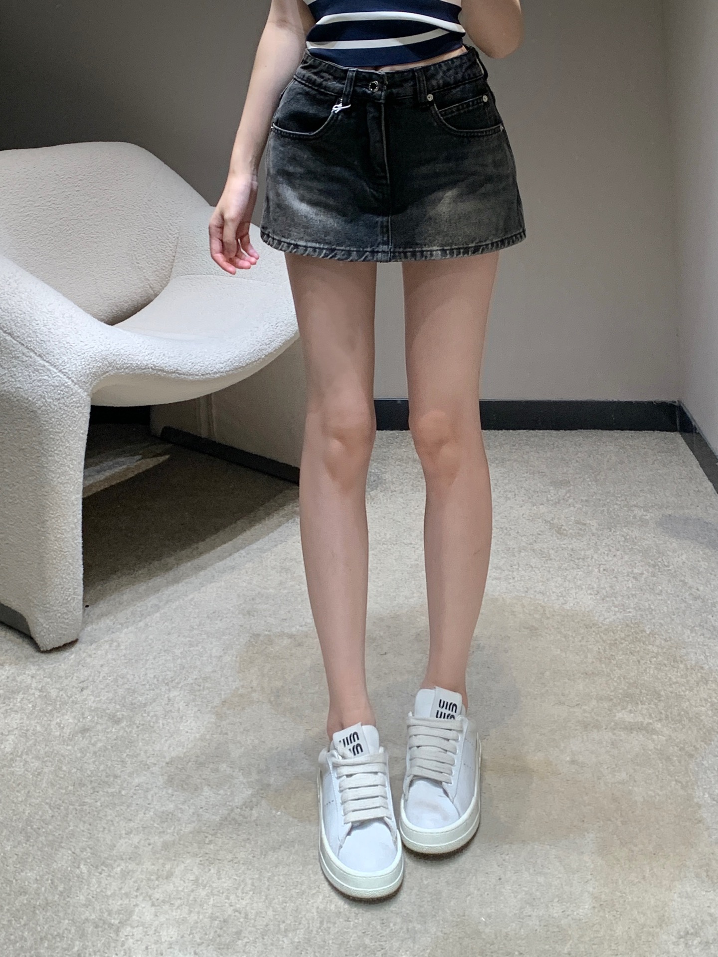 NO:437731,Alexande*Wang 25ss Spring and Summer New Style, Back waist leather brand black jeans skirt | Exclusive high-end production!  Must-have items all year round. It is very suitable for wearing in summer. It is very versatile. It is very fashionable when you match it casually. The style of the skirt is designed. You don’t have to worry about exposure at all. The upper body covers the flesh and makes you look thin. It does not show your hips. The overall versatile and exquisite. It is available in stock. S/M/L,, skirts, jeans, alexander wang19860909Alexande*Wang 25ss春夏新款 后腰皮牌黑色牛仔裤裙丨独家高版出品！一年四季必备单品 夏天穿超合适黑色色系很百搭 随意一搭很时髦 裤裙版型设计 一点都不用担心走光问题 上身遮肉显瘦 不显胯宽 整体百搭又精致 现货发售 S/M/L,,skirts,jeans,alexander wang,Women's clothing