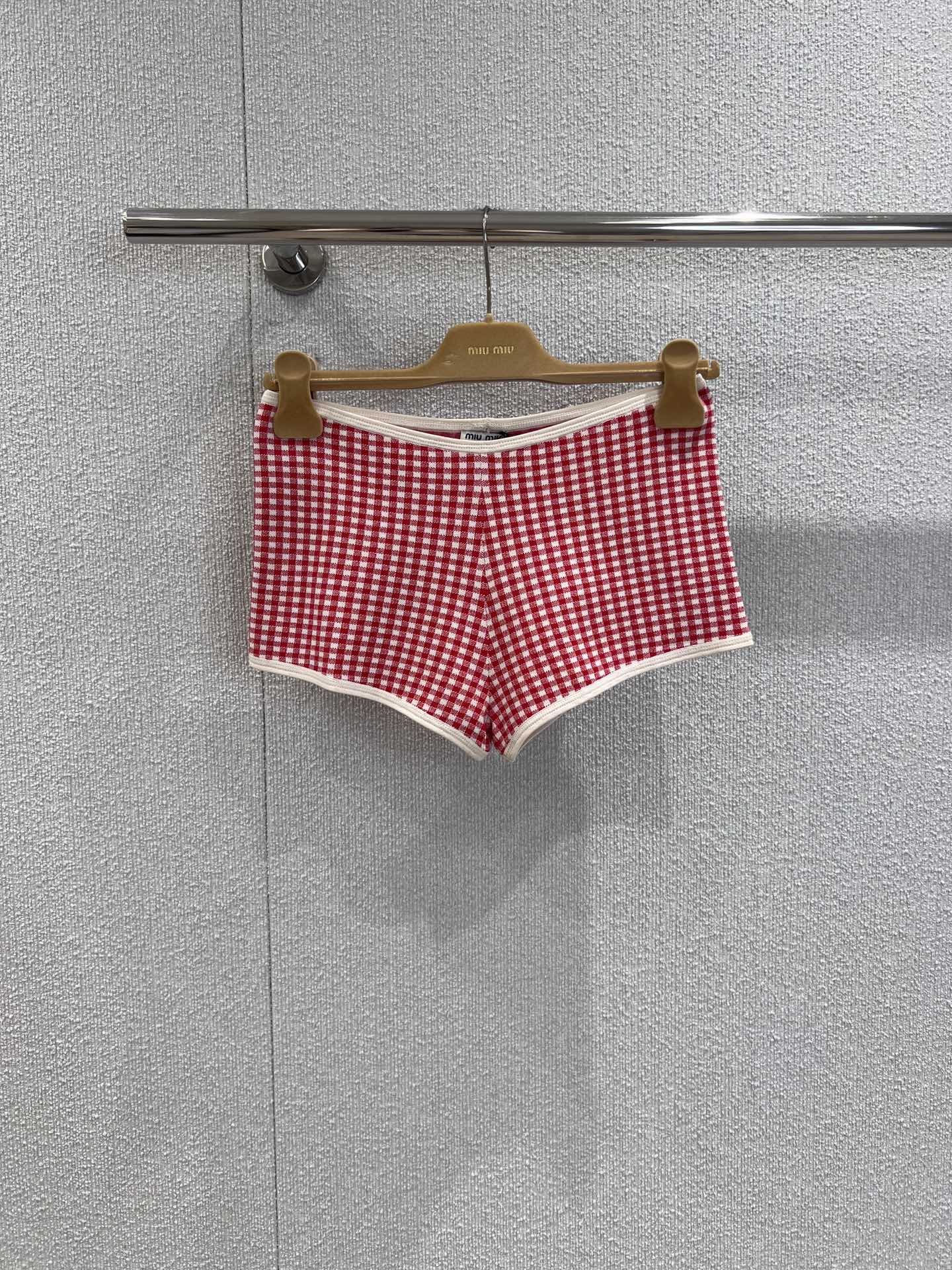 NO:444354,Support replacement Miumi* 25Ss spring and summer new style color-blocking plaid logo shorts | Exclusive yb development!  High-end production!  The fresh and sweet plaid color combination is combined with a slim fit style, full of vitality!  The plaid design is designed with classic logo letters on the chest, the overall sweet and elegant, different from the market version. Recommend a set!  S/M/L real photos, miumiu, shorts, alexander wang19860909支持换款 Miumi* 25Ss春夏新款 拼色格子徽标短裤丨独家yb开发！高版出品！清新甜美的格纹配色搭配修身版型,元气感满满！对版格子设计,胸前经典徽标字母点缀,整体甜美大方,区别市面版本 推荐一套入！现货发售S/M/L实拍细节图,,miumiu,shorts,alexander wang,Women's clothing