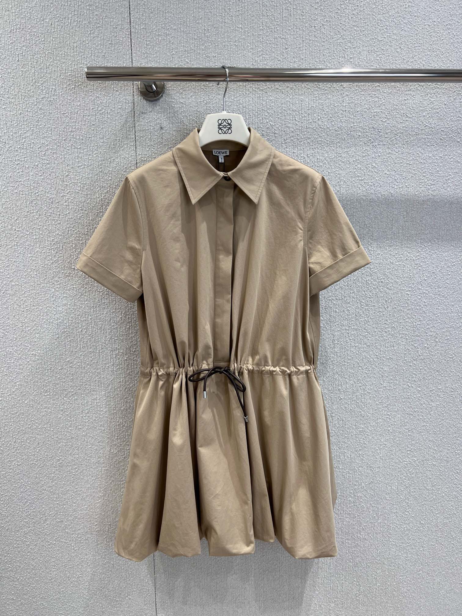 NO:438697,Support replacement Loew* 25Ss spring and summer new style drawstring waist cotton bud short-sleeved dress丨Exclusive yb development!  High-end production!  The main color of milk coffee that is popular this year is low-key and luxurious on the upper body~ the leather logo logo on the back collar is decorated, which further demonstrates exquisite craftsmanship!  The hem bud style is super suitable for wearing in all occasions~ The waist-tight elastic design is very friendly to the body shape, the upper body modification line proportion is absolutely perfect!  S/M/L real photos of details, loewe, skirts, T-shirt, alexander wang19860909支持换款 Loew* 25Ss春夏新款 抽绳束腰棉质花苞短袖连衣裙丨独家yb开发！高版出品！今年爆火的奶咖主色调,上身低调又奢华～后领口皮标logo徽标装饰,更展现精致工艺！下摆花苞版型超级适合各种场合穿着～收腰松紧设计对身材包容度超友好上身修饰线条比例绝绝子！现货发售S/M/L实拍细节图,,loewe,skirts,T-shirt,alexander wang,Women's clothing