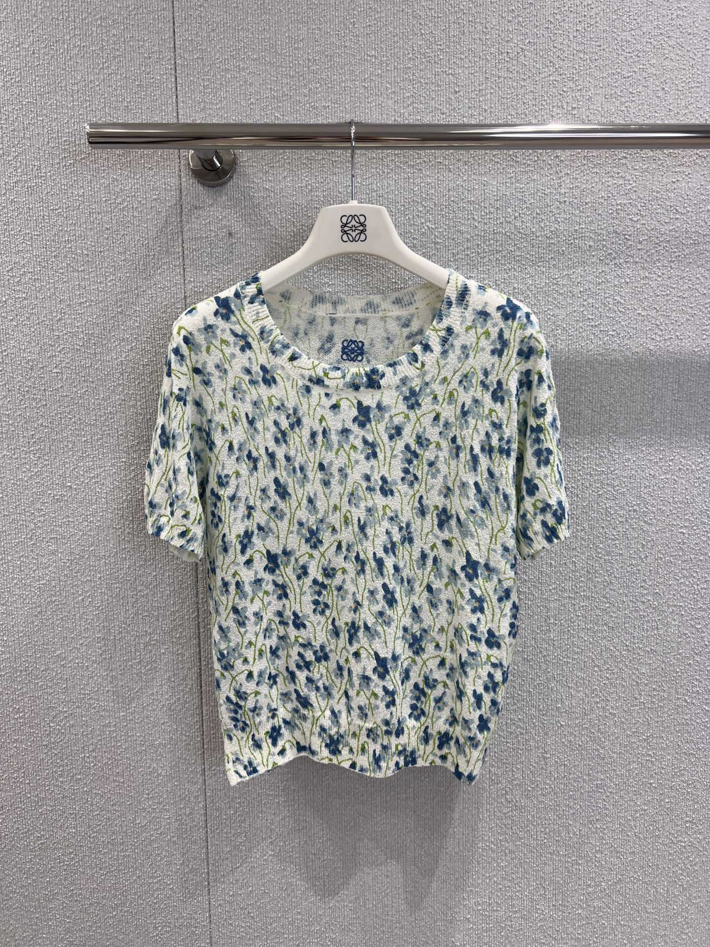 NO:455893,Support replacement Loew* 25Fw early autumn new style blue and white floral short-sleeved sweater | Exclusive yb development!  High-end production!  Jersey stitching and terry cotton thread, knitted light texture, comfortable and breathable. Fresh and romantic blue and white flowers are like wearing the colorful flower fields in autumn. The ribbed collar, cuffs and hem design fit the body and add a bit of retro charm. The exquisite logo embroidery on the back is on sale S/M/L real-life details pictures, loewe, T-shirt, alexander wang19860909支持换款 Loew* 25Fw早秋新款 蓝白碎花短袖针织衫丨独家yb开发！高版出品！以平纹针织缝线搭配毛圈棉线,织就轻盈纹理,舒适透气.清新浪漫的蓝白碎花 如将秋日里的烂漫花田穿在身上.罗纹衣领、袖口和下摆的设计,贴合身形,还增添了几分复古韵味.后背精致的logo刺绣 现货发售S/M/L实拍细节图,,loewe,T-shirt,alexander wang,Women's clothing