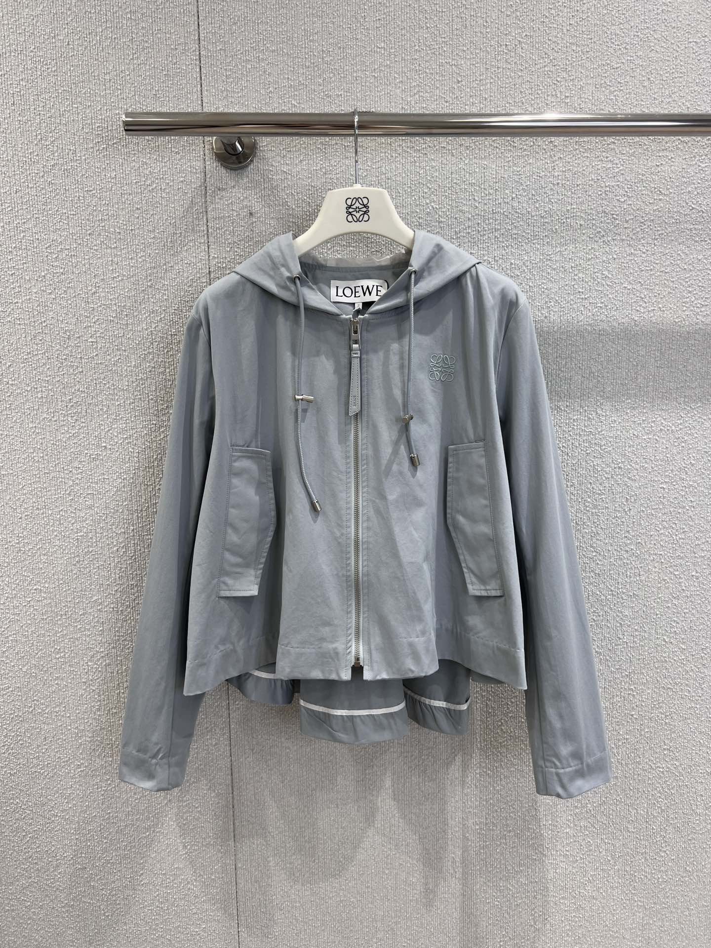 NO:444379,Exterior shorts support replacement Loew* 25Fw early autumn new style Hooded drawstring zipper jacket + shorts suit丨Exclusive high-end production!  Cloak-style umbrella-shaped A-shaped cut to show fashionable style. With the totem logo on the chest, the brand style shows the personality style. Wear with wide-leg shorts in the same series. The waist is decorated with letter webbing. The shape is full of shape. Modify the waist and make it look slim and loose. The complete set is more brand-friendly. Fashionable and trendy. Wearing is not afraid of challenges. Real details of S/M/L on sale in stock, loewe, shorts, jackets & coats, hats, alexander wang19860909外 短裤支持换款Loew* 25Fw早秋新款 连帽抽绳拉链外套+短裤套装丨独家高版出品！斗篷式伞状A字裁剪 尽显时髦格调穿搭 配合胸前图腾徽标 展现品牌风范 穿搭尽显个性风采 搭配同系列阔腿短裤 腰间饰以字母织带 造型感十足 修饰腰身显瘦松弛 成套搭配更具品牌魅力 时髦潮流 穿搭无惧挑战 现货发售S/M/L实拍细节图,,loewe,shorts,jackets & coats,hats,alexander wang,Women's clothing