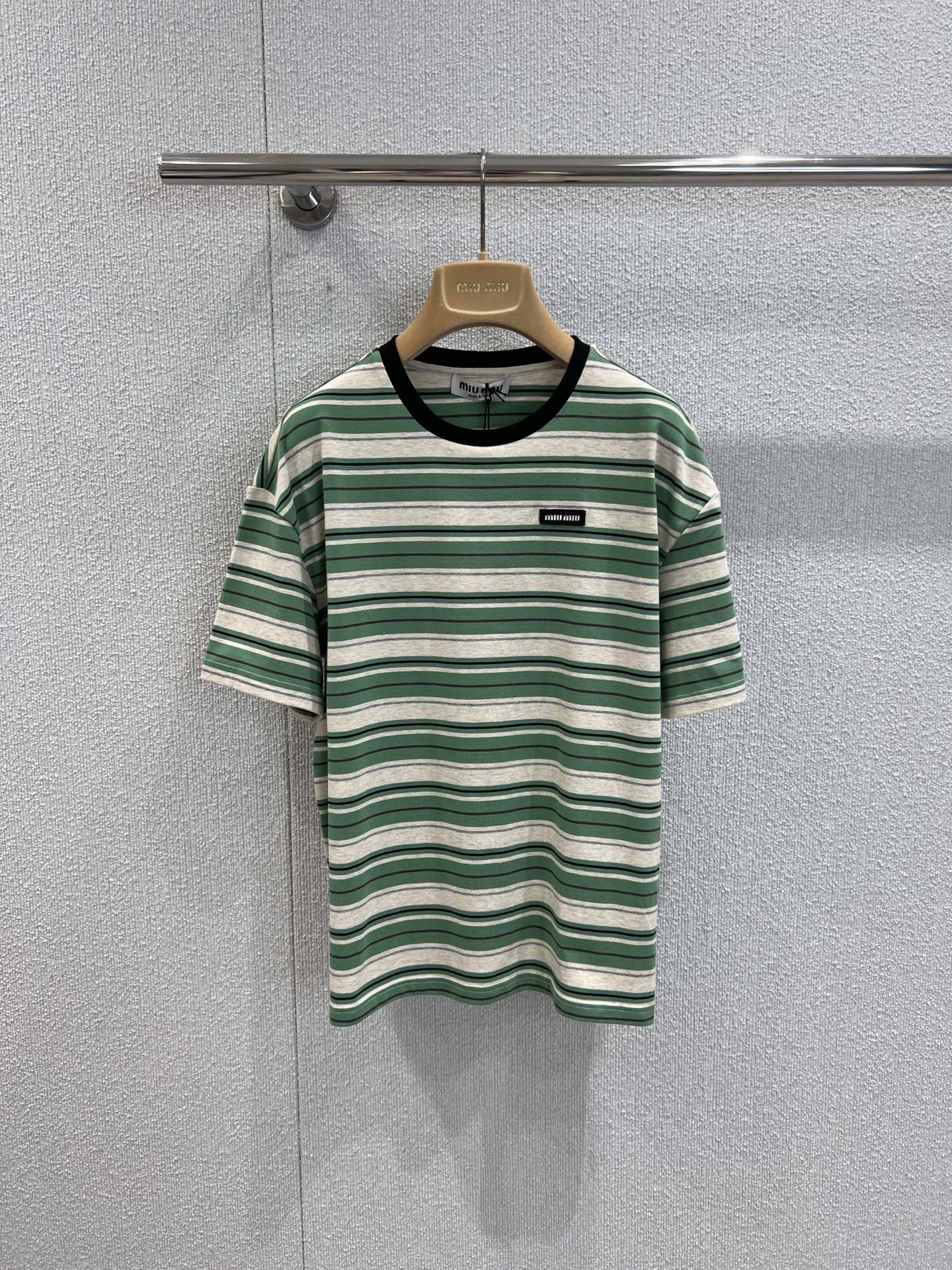 NO:438683,Support replacement Miumi* 25Ss spring and summer new model, micro-label striped round neck short-sleeved T-shirt | Exclusive high-end production!  Classic retro stripes contrasting colors are fashionable and stylish. The upper body really shows its temperament. The item with the highest turnover rate and inquiries on the road is undoubtedly a featured item in the closet that can be worn at all times. Don’t miss the customized fabric. It is breathable, comfortable and soft!  Both appearance and comfort!  You will definitely be awesome if you get it!  S/M/L real photos, detailed pictures, miumiu, T-shirt,tees, t-shirt,alexander wang19860909支持换款 Miumi* 25Ss春夏新款 微标条纹圆领短袖T恤丨独家高版出品！经典复古条纹撞色时髦有风格 上身真的超显气质 路上回头率和询问度最高的单品无疑想要衣柜里有一件可以时时刻刻穿得出去的有特点的姐妹别错过定制面料 透气舒服柔软！颜值与舒适兼具！你们拿到手一定会绝绝子！现货发售S/M/L实拍细节图,,miumiu,T-shirt,tees，t-shirt,alexander wang,Women's clothing