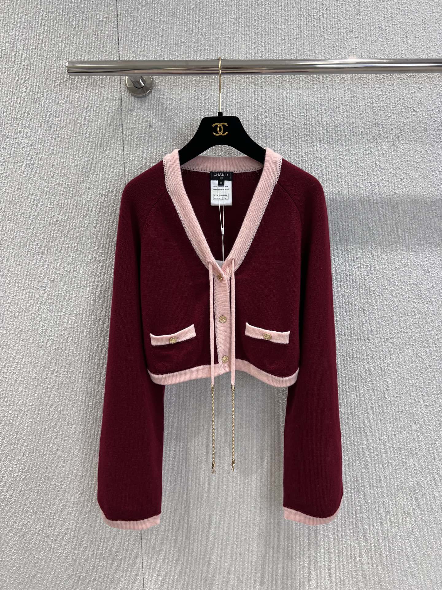 NO:437744,Supports replacement Chane* 25A Handicraft Series New Model Contrast Color Edge Lace-up Knitted Short Cardigan | Exclusive High-end Production!  Pay tribute to the classic Xiaoxiang design, which is age-reducing and naughty girlish temperament!  YB customized cashmere yarn has a high-quality texture, comfortable and soft!  V-neck three-dimensional cut, fine crochet texture, large body and contrasting threaded edges, excellent temperament, lazy and rhinestone buckle on the chest, easy to highlight the full-score details, double C rhinestone buckle embellish the upper edge of the pocket, exquisite and stylish, suitable for layering and mixing items, can be stylish and hot, fashionable and casual, on sale in stock, S/M/L real-life details, chanel, alexander wang19860909支持换款 Chane* 25A手工坊系列新款 撞色包边系带针织短开衫丨独家高版出品！致敬经典的小香设计减龄又调皮的少女气质！YB定制定染羊绒纱线质感高级,舒适柔软！V领立体剪裁 通体细密钩针肌理纹 大身配合通体撞色螺纹包边 气质优慵懒 胸前水钻扣系带蝴蝶结装点 轻松突出满分细节质感 双C水钻扣点缀口袋上缘 精致有格调 适合叠穿混搭的单品 可气质可热辣 穿搭时髦休闲 现货发售 S/M/L实拍细节图,,chanel,alexander wang,Women's clothing