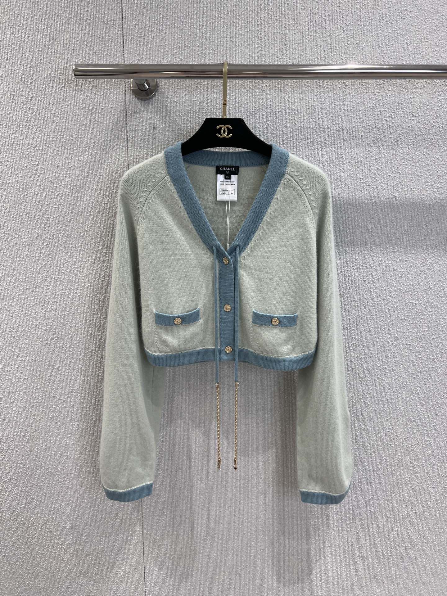 NO:437734,Supports replacement Chane* 25A Handicraft Series New Model Contrast Color Edge Lace-up Knitted Short Cardigan | Exclusive High-end Production!  Pay tribute to the classic Xiaoxiang design, which is age-reducing and naughty girlish temperament!  YB customized cashmere yarn has a high-quality texture, comfortable and soft!  V-neck three-dimensional cut, fine crochet texture, large body and contrasting threaded edges, excellent temperament, lazy and rhinestone buckle on the chest, easy to highlight the full-score details, double C rhinestone buckle embellish the upper edge of the pocket, exquisite and stylish, suitable for layering and mixing items, can be stylish and hot, fashionable and casual, on sale in stock, S/M/L real-life details, chanel, alexander wang19860909支持换款 Chane* 25A手工坊系列新款 撞色包边系带针织短开衫丨独家高版出品！致敬经典的小香设计减龄又调皮的少女气质！YB定制定染羊绒纱线质感高级,舒适柔软！V领立体剪裁 通体细密钩针肌理纹 大身配合通体撞色螺纹包边 气质优慵懒 胸前水钻扣系带蝴蝶结装点 轻松突出满分细节质感 双C水钻扣点缀口袋上缘 精致有格调 适合叠穿混搭的单品 可气质可热辣 穿搭时髦休闲 现货发售 S/M/L实拍细节图,,chanel,alexander wang,Women's clothing