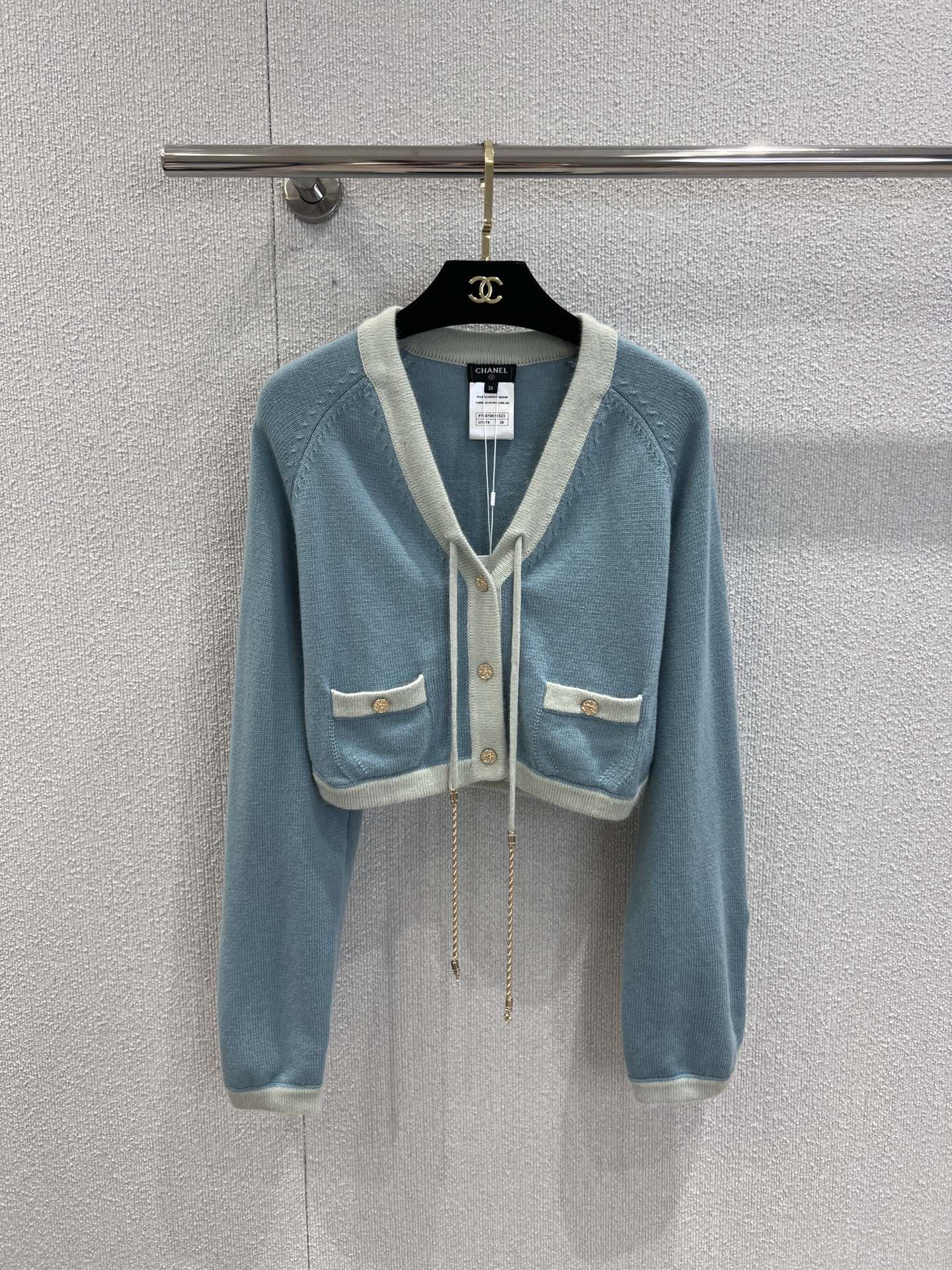 NO:437768,Supports replacement Chane* 25A Handicraft Series New Model Contrast Color Edge Lace-up Knitted Short Cardigan | Exclusive High-end Production!  Pay tribute to the classic Xiaoxiang design, which is age-reducing and naughty girlish temperament!  YB customized cashmere yarn has a high-quality texture, comfortable and soft!  V-neck three-dimensional cut, fine crochet texture, large body and contrasting threaded edges, excellent temperament, lazy and rhinestone buckle on the chest, easy to highlight the full-score details, double C rhinestone buckle embellish the upper edge of the pocket, exquisite and stylish, suitable for layering and mixing items, can be stylish and hot, fashionable and casual, on sale in stock, S/M/L real-life details, chanel, alexander wang19860909支持换款 Chane* 25A手工坊系列新款 撞色包边系带针织短开衫丨独家高版出品！致敬经典的小香设计减龄又调皮的少女气质！YB定制定染羊绒纱线质感高级,舒适柔软！V领立体剪裁 通体细密钩针肌理纹 大身配合通体撞色螺纹包边 气质优慵懒 胸前水钻扣系带蝴蝶结装点 轻松突出满分细节质感 双C水钻扣点缀口袋上缘 精致有格调 适合叠穿混搭的单品 可气质可热辣 穿搭时髦休闲 现货发售 S/M/L实拍细节图,,chanel,alexander wang,Women's clothing