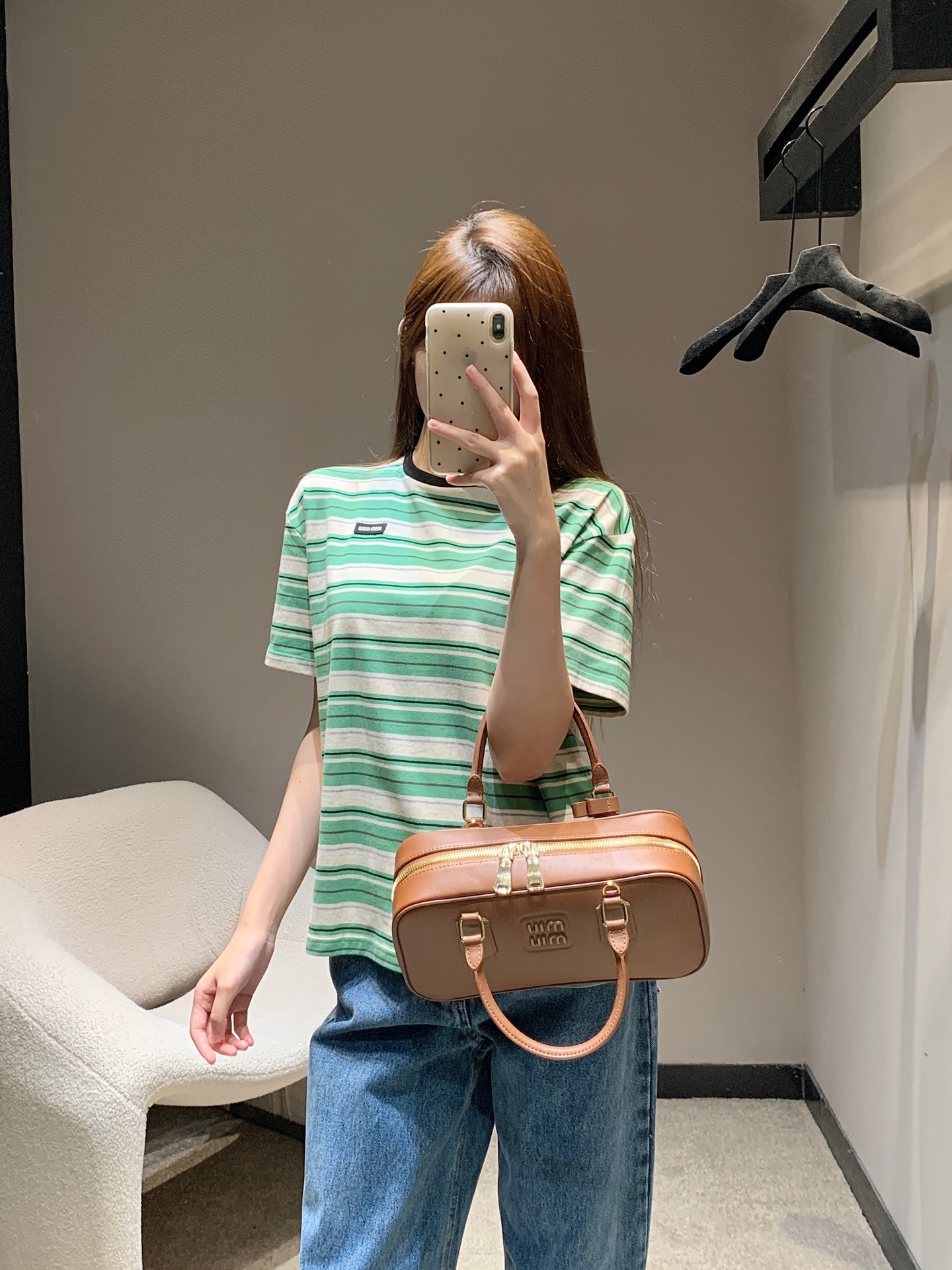 NO:438690,Miumi* 25Ss spring and summer new style micro-label striped round neck short-sleeved T-shirt丨Exclusive high-end production!  Classic retro stripes contrasting colors are fashionable and stylish. The upper body really shows its temperament. The item with the highest turnover rate and inquiries on the road is undoubtedly a featured item in the closet that can be worn at all times. Don’t miss the customized fabric. It is breathable, comfortable and soft!  Both appearance and comfort!  You will definitely be awesome if you get it!  S/M/L, miumiu, T-shirt,tees, t-shirt,alexander wang19860909Miumi* 25Ss春夏新款 微标条纹圆领短袖T恤丨独家高版出品！经典复古条纹撞色时髦有风格 上身真的超显气质 路上回头率和询问度最高的单品无疑想要衣柜里有一件可以时时刻刻穿得出去的有特点的姐妹别错过定制面料 透气舒服柔软！颜值与舒适兼具！你们拿到手一定会绝绝子！现货发售S/M/L,,miumiu,T-shirt,tees，t-shirt,alexander wang,Women's clothing